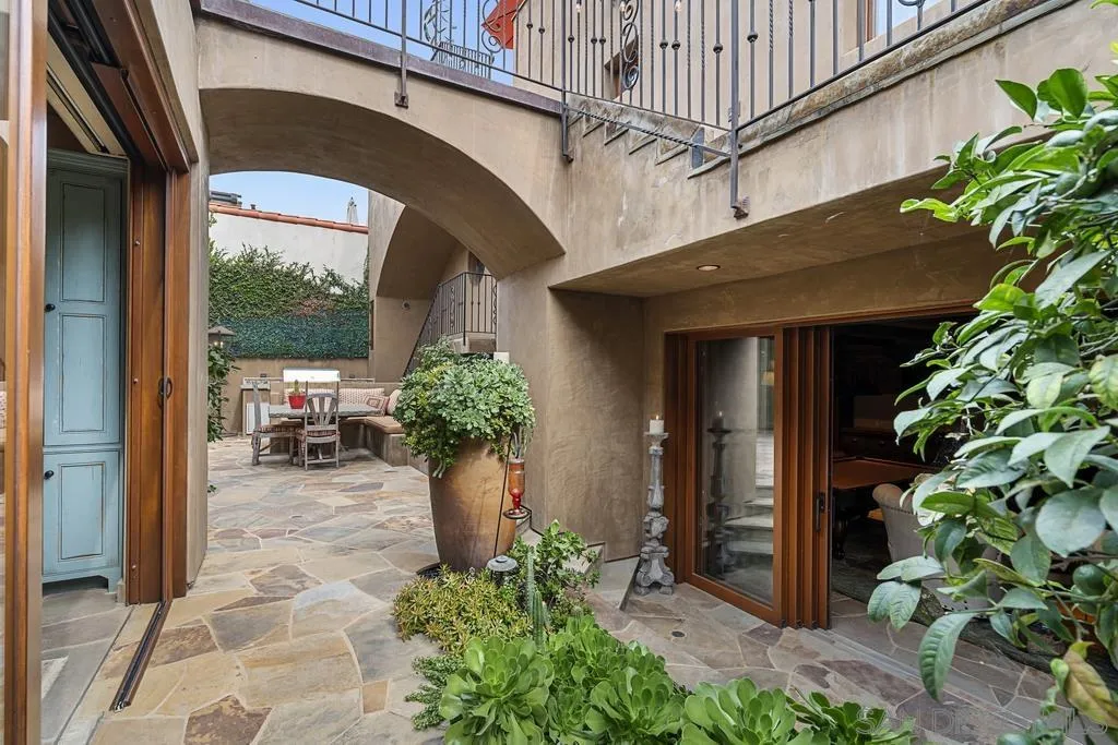 https://cdn.realtyfeed.com/cdn/127/250027035/b6d5f509aa31f5ca574f7df6eb67aaf6.webp
