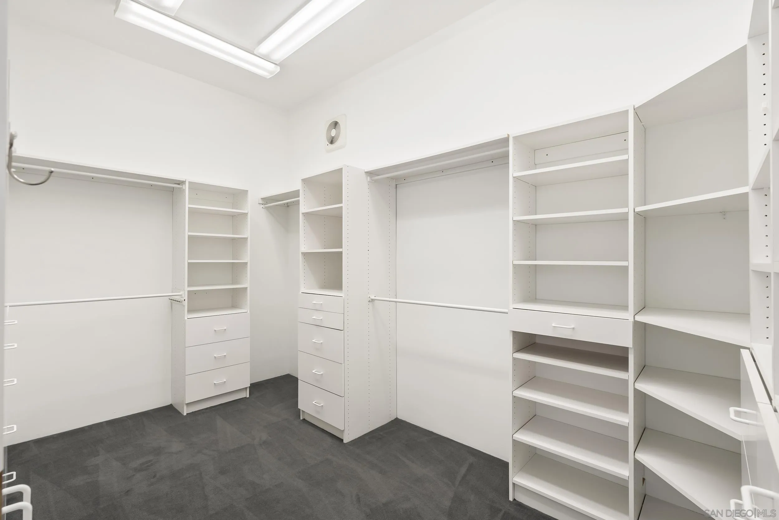 https://cdn.realtyfeed.com/cdn/127/250027089/bbd33a863c05fbf5642b9b1145a60b26.webp