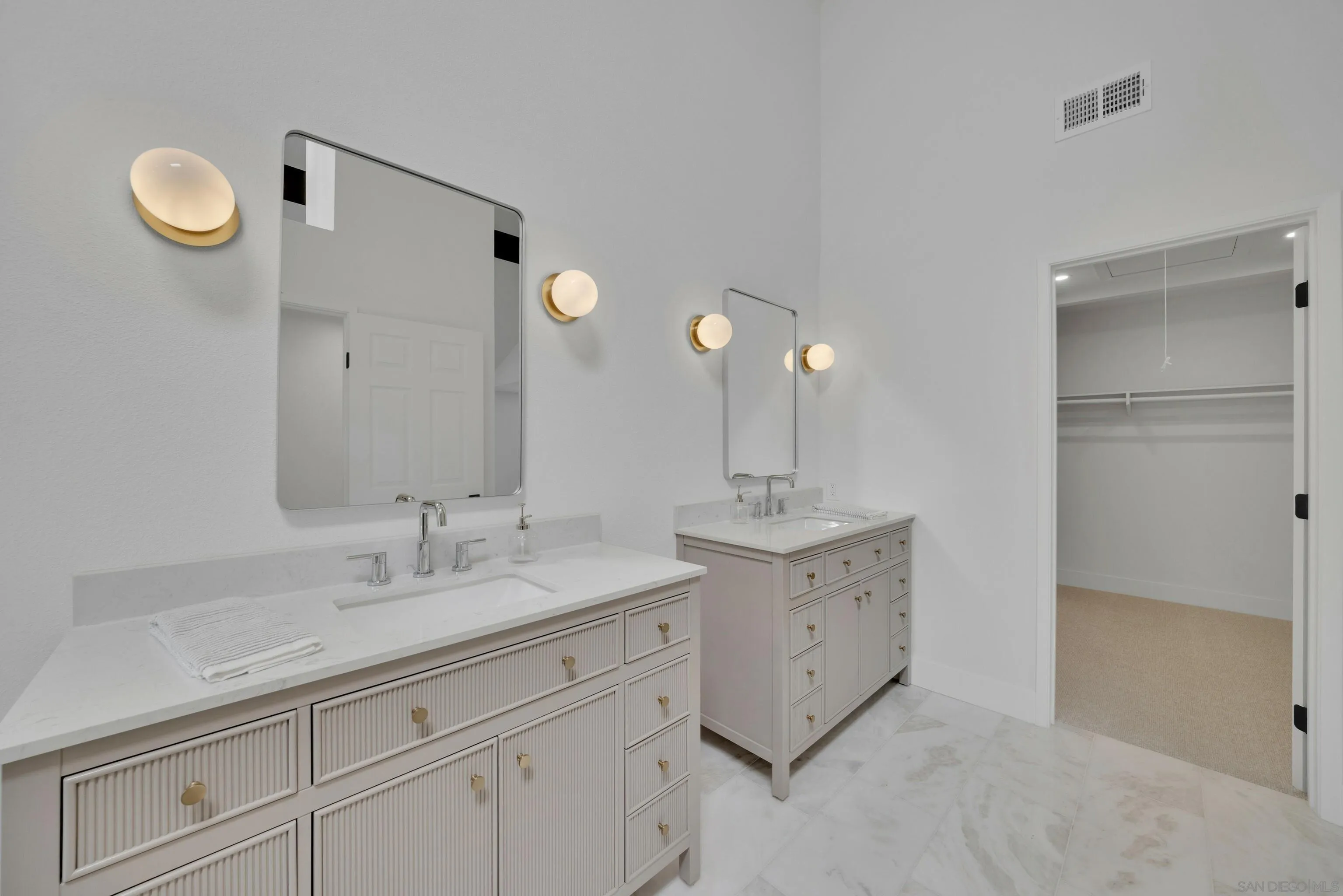https://cdn.realtyfeed.com/cdn/127/250027368/014fdaf0b48a51c8efef3f563efa041b.webp