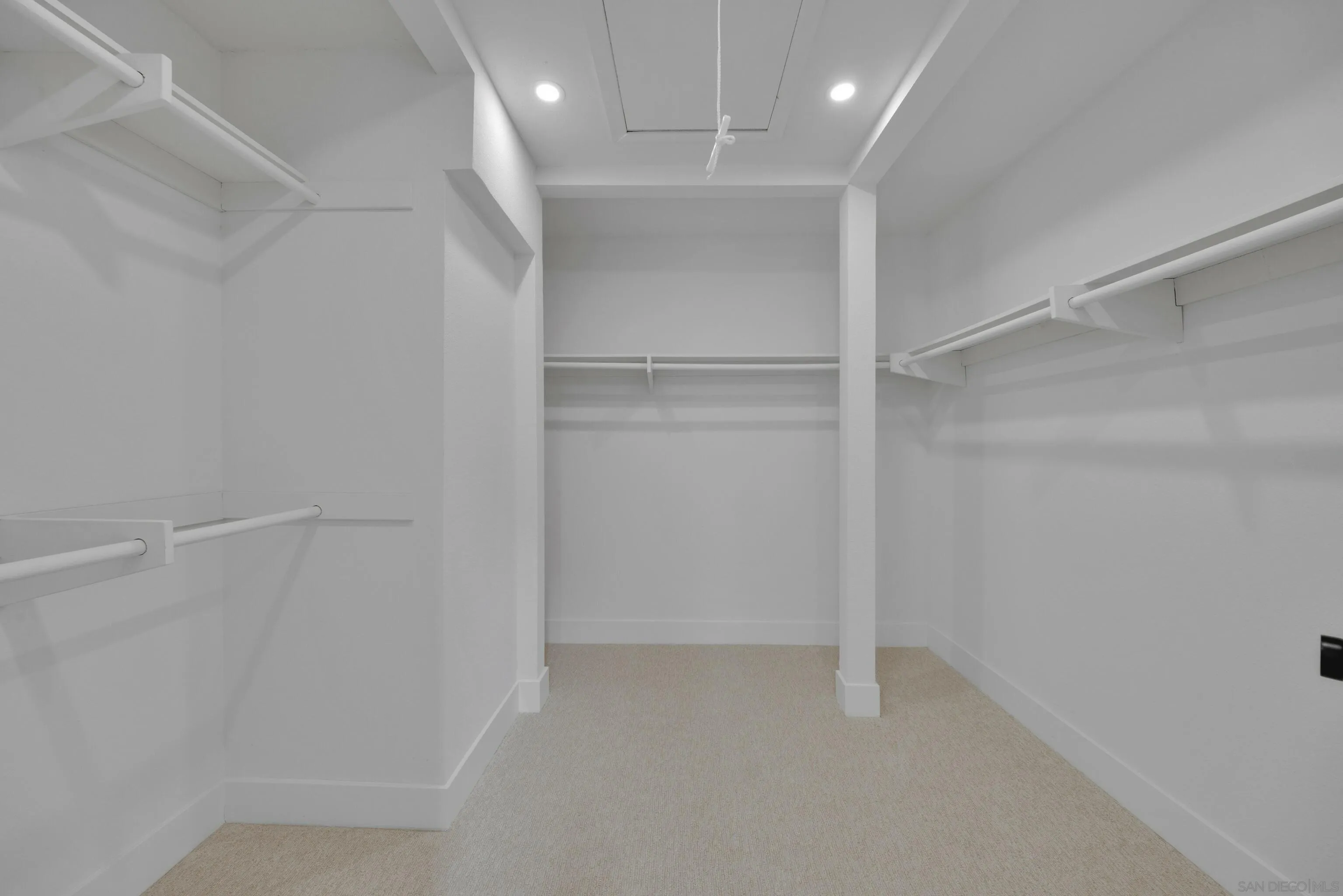https://cdn.realtyfeed.com/cdn/127/250027368/0744c21e823b9c6715fbdca5566938cc.webp