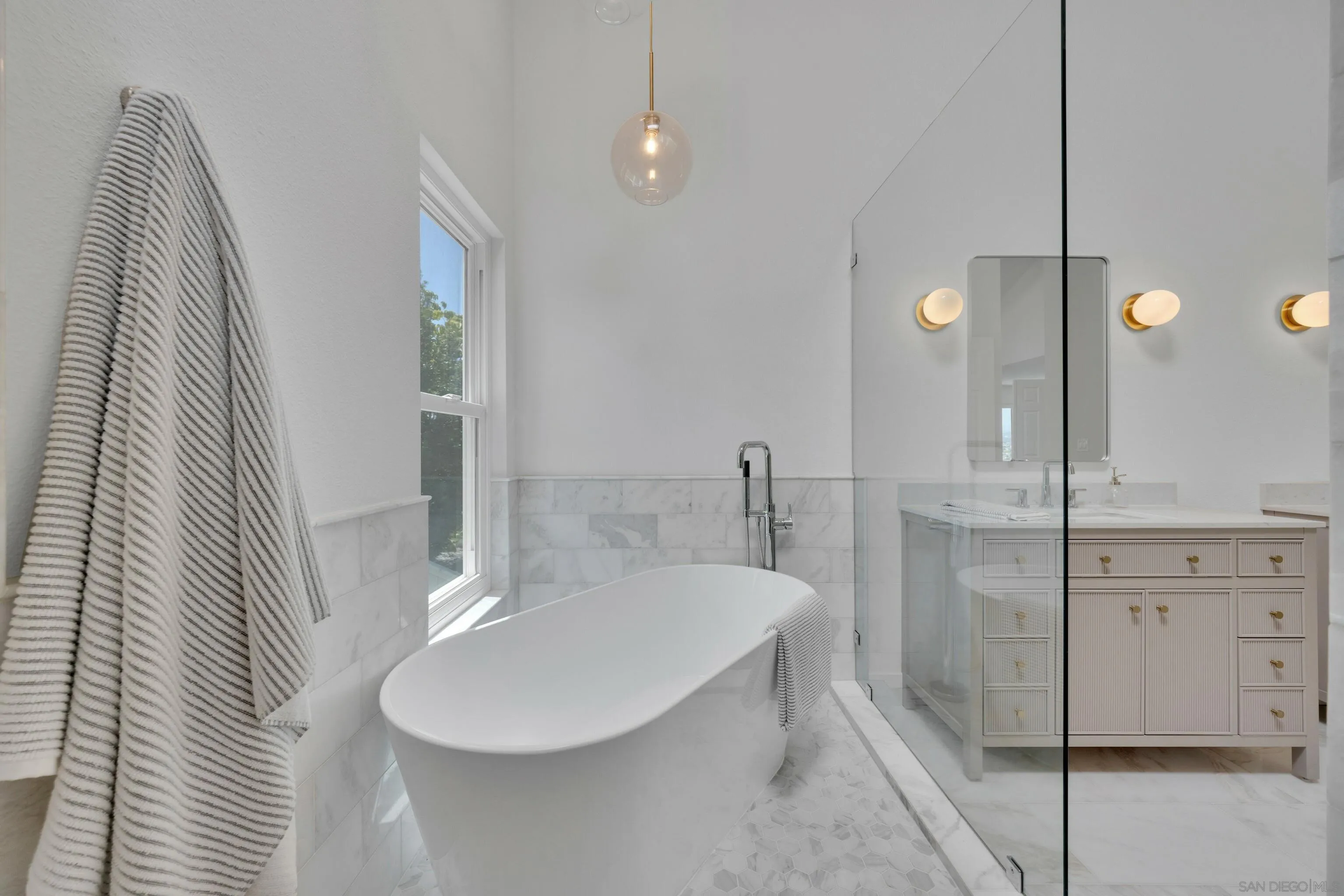 https://cdn.realtyfeed.com/cdn/127/250027368/e4bbaa3c7436b823539ee8bb3ae281df.webp