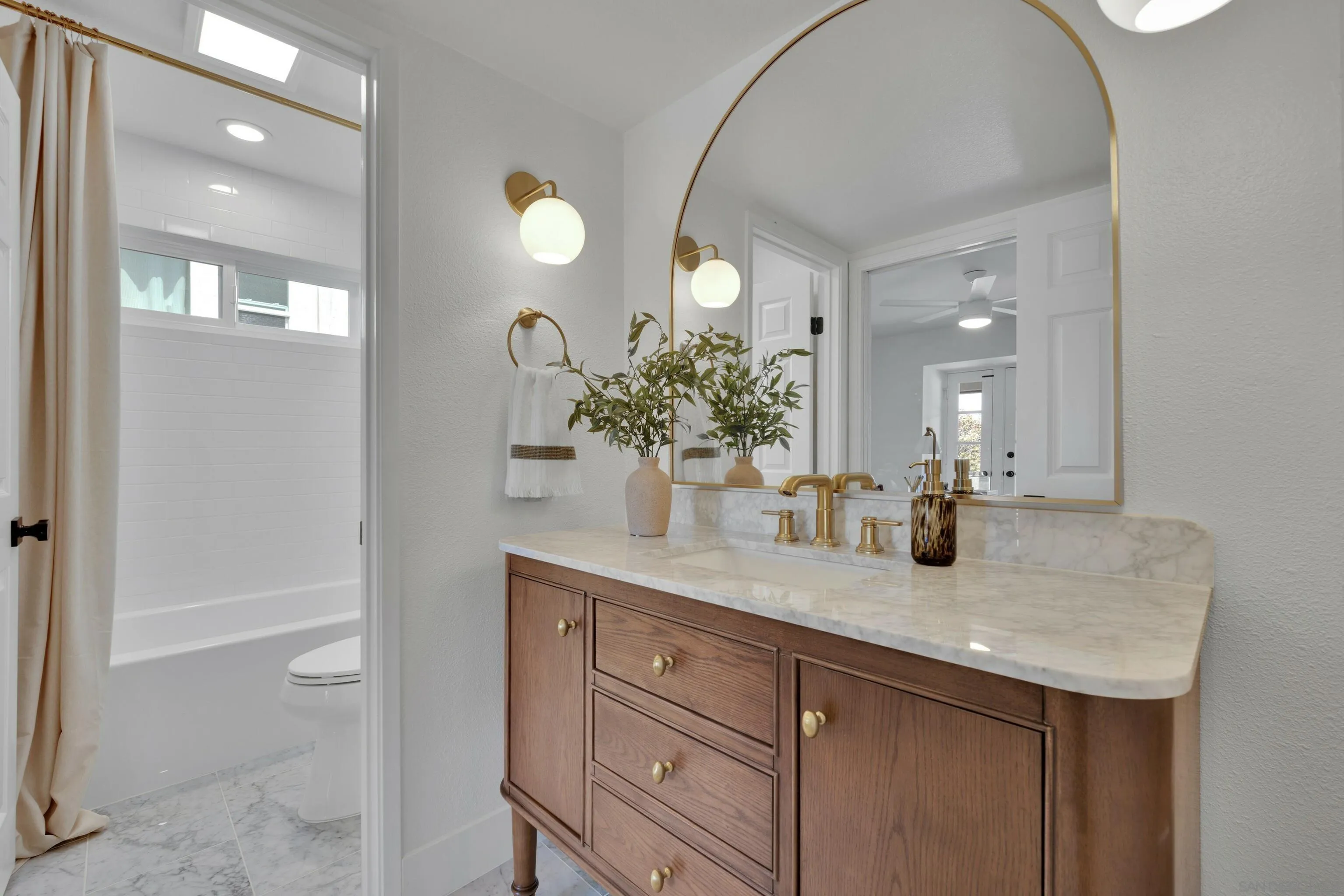 https://cdn.realtyfeed.com/cdn/127/250027368/f0954edf838d3d6cd31a344d84f5a46c.webp