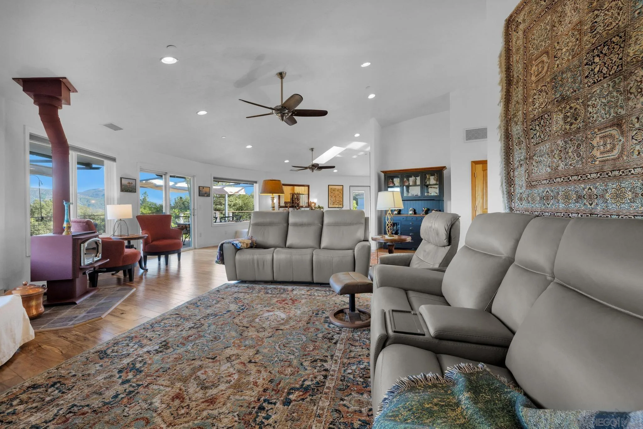 https://cdn.realtyfeed.com/cdn/127/250027409/55f17e1f1c8fd411649d0dcade088a10.webp