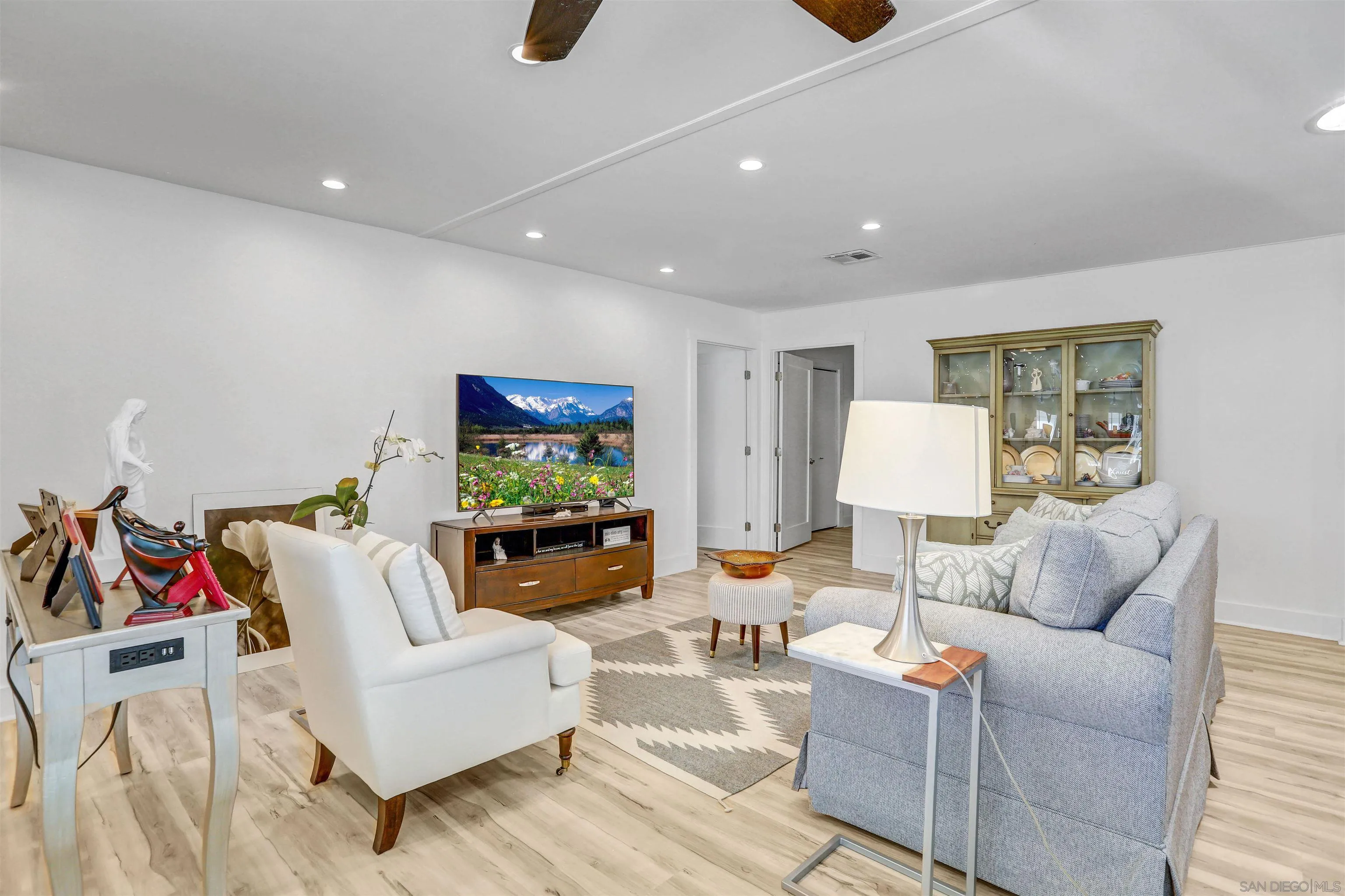 https://cdn.realtyfeed.com/cdn/127/250027502/a32d6ba9a2c63c272ee097dc34f686d7.webp