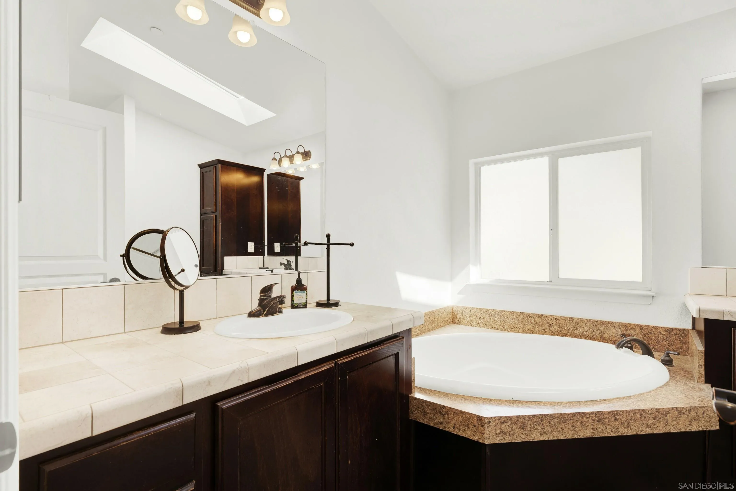 https://cdn.realtyfeed.com/cdn/127/250027550/16d9cf861f39d8724f74b8a8f0e009b3.webp