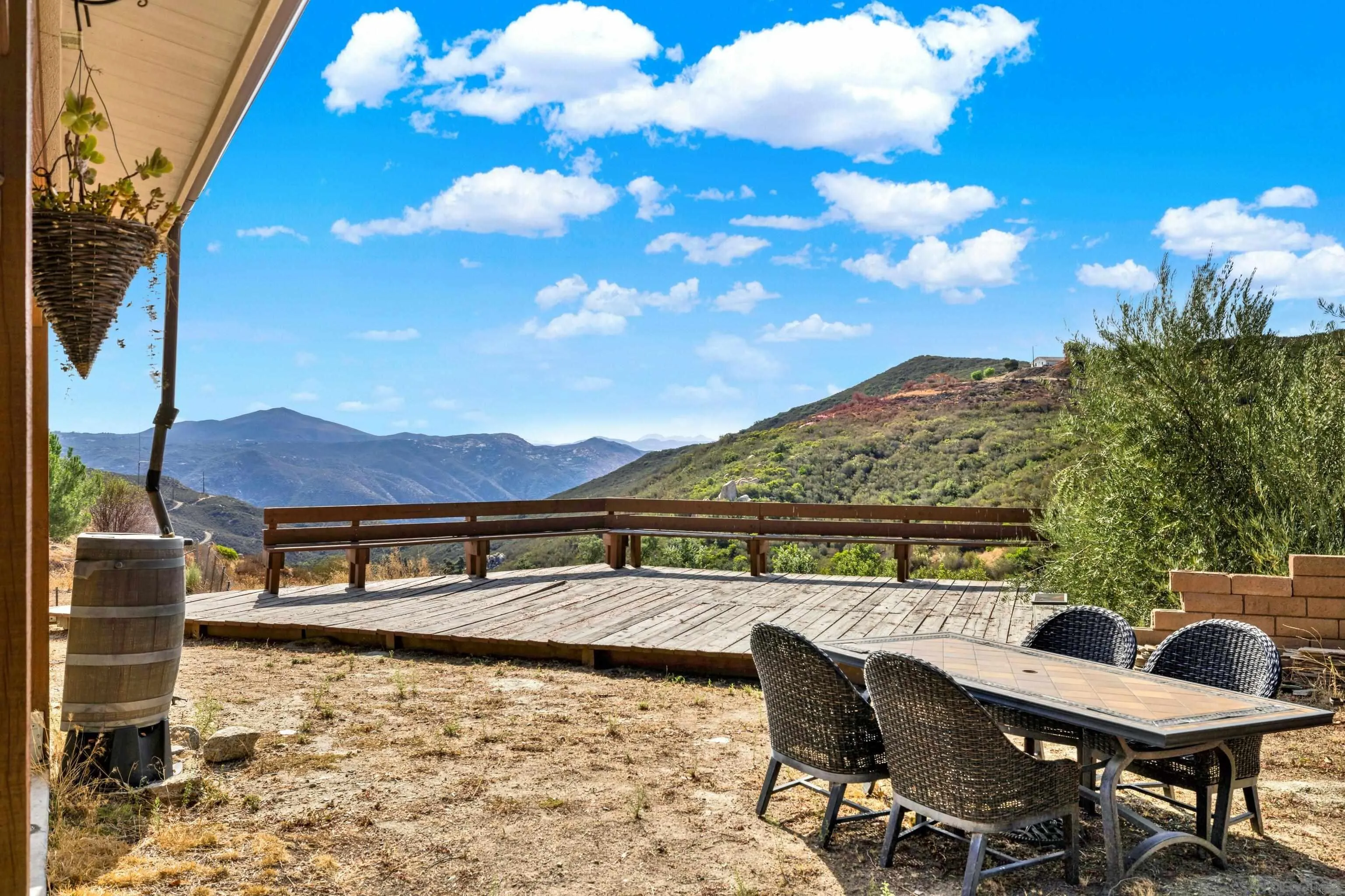https://cdn.realtyfeed.com/cdn/127/250027550/493a21556d634406306f89cff17a0048.webp