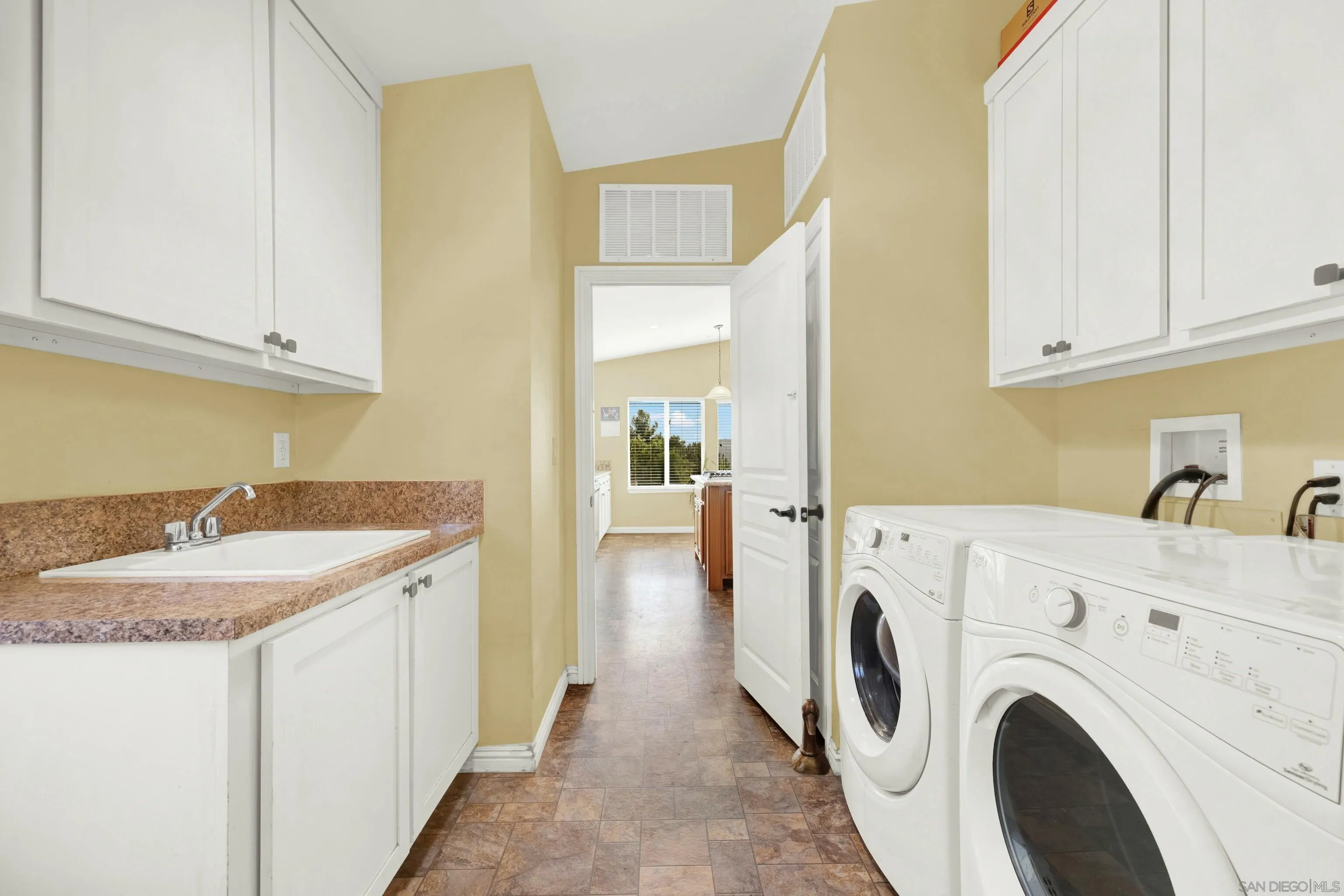 https://cdn.realtyfeed.com/cdn/127/250027550/537ebefcf3752efa3a2c46312040c292.webp