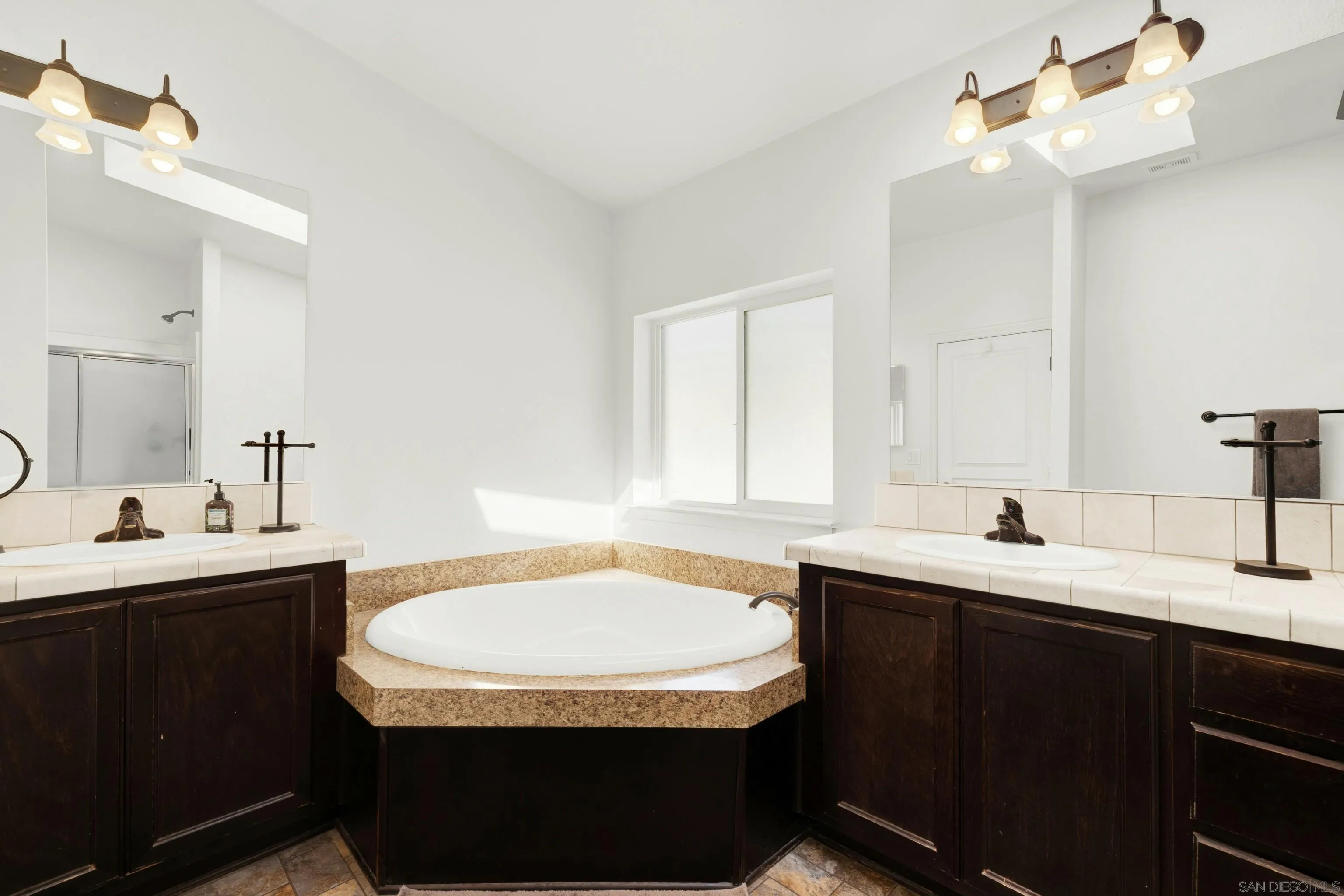 https://cdn.realtyfeed.com/cdn/127/250027550/f98a470a5b28b2a2d348f15773cdd870.webp