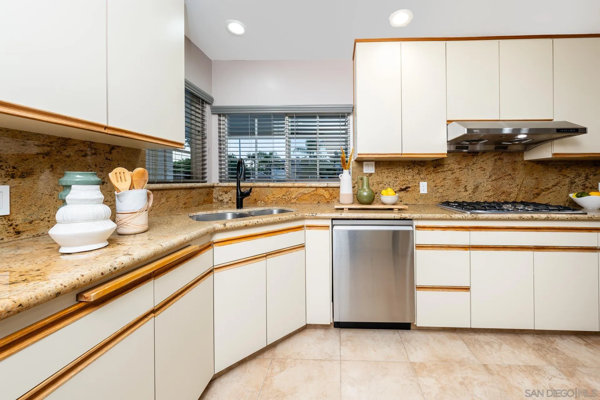 https://cdn.realtyfeed.com/cdn/127/250027557/040ff2ca18c519e510b2c8b2dfb4157d.webp