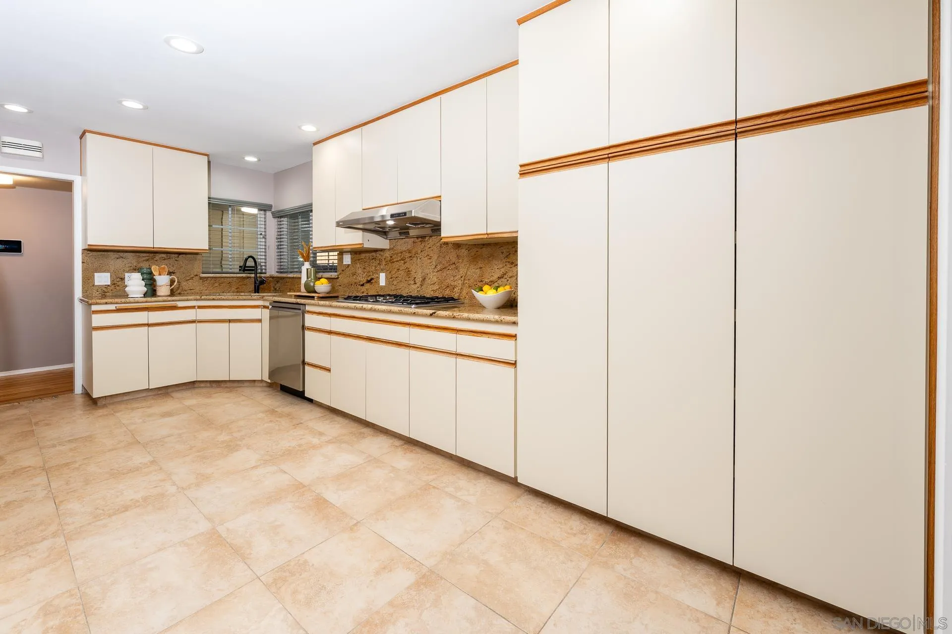 https://cdn.realtyfeed.com/cdn/127/250027557/da6740097746b55de11c1d665aa14000.webp