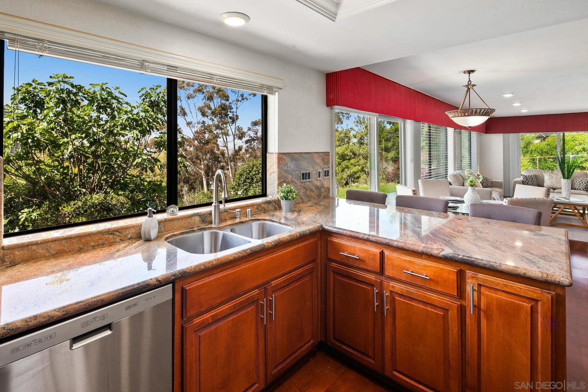 https://cdn.realtyfeed.com/cdn/127/250027656/47b977b2c576c165770c3510b11ef9b8.webp