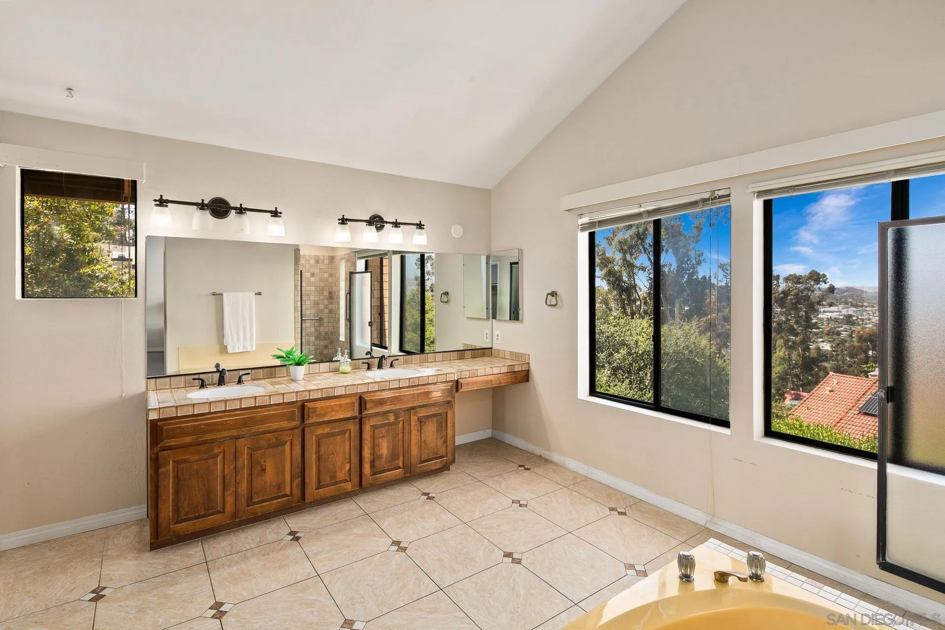 https://cdn.realtyfeed.com/cdn/127/250027656/7855609b5e2b382a93ad0df5f0ad1957.webp