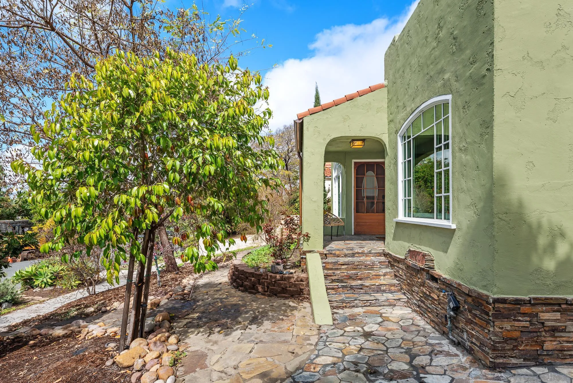 https://cdn.realtyfeed.com/cdn/127/250027683/07b9b3afd7840c021aafde5ea9e7dd59.webp