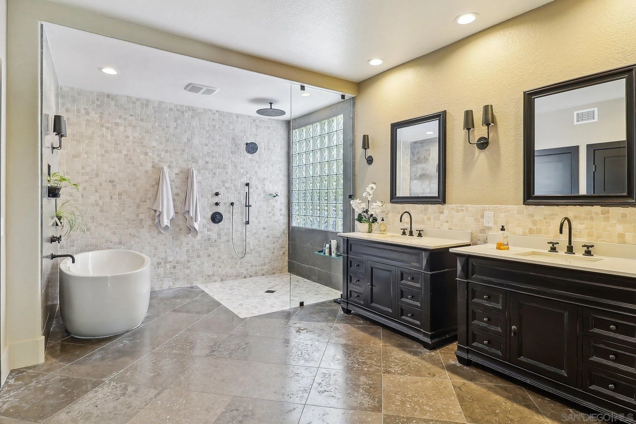 https://cdn.realtyfeed.com/cdn/127/250027718/1a9780e4efe649a4bb8ebc213c0005de.webp