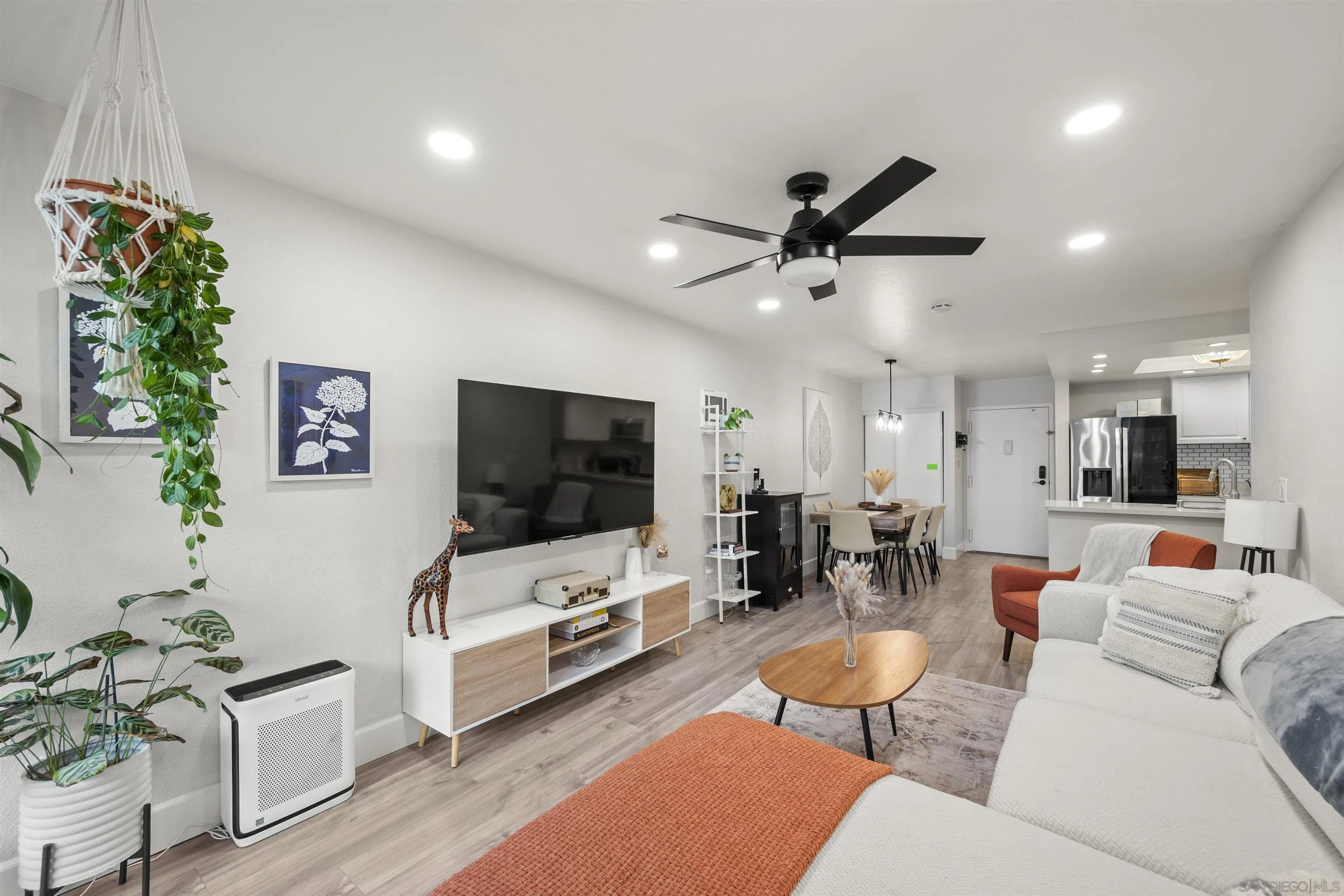 https://cdn.realtyfeed.com/cdn/127/250027722/0f64ea9ce369893a25688c8bfea2d868.webp