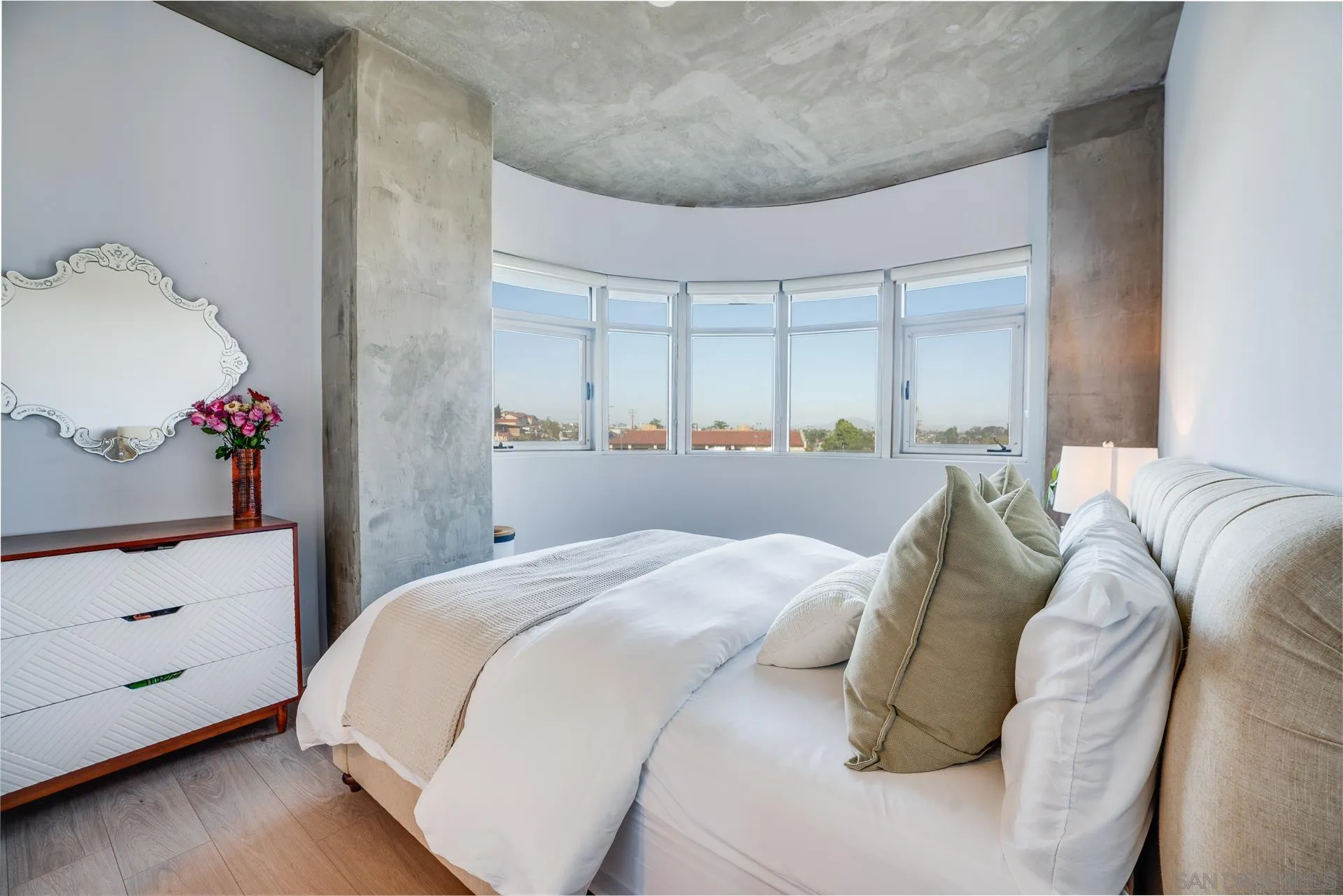 https://cdn.realtyfeed.com/cdn/127/250027795/df95903d591beb43f5d9822b0216fcea.webp