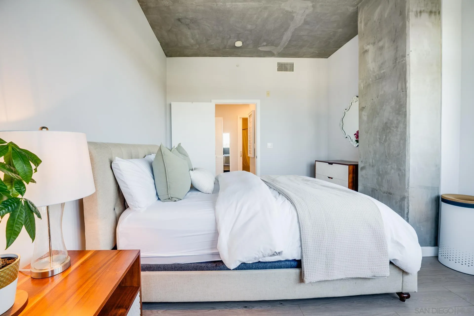 https://cdn.realtyfeed.com/cdn/127/250027795/eb6a2804941f1d3effc7eb851a018d5a.webp