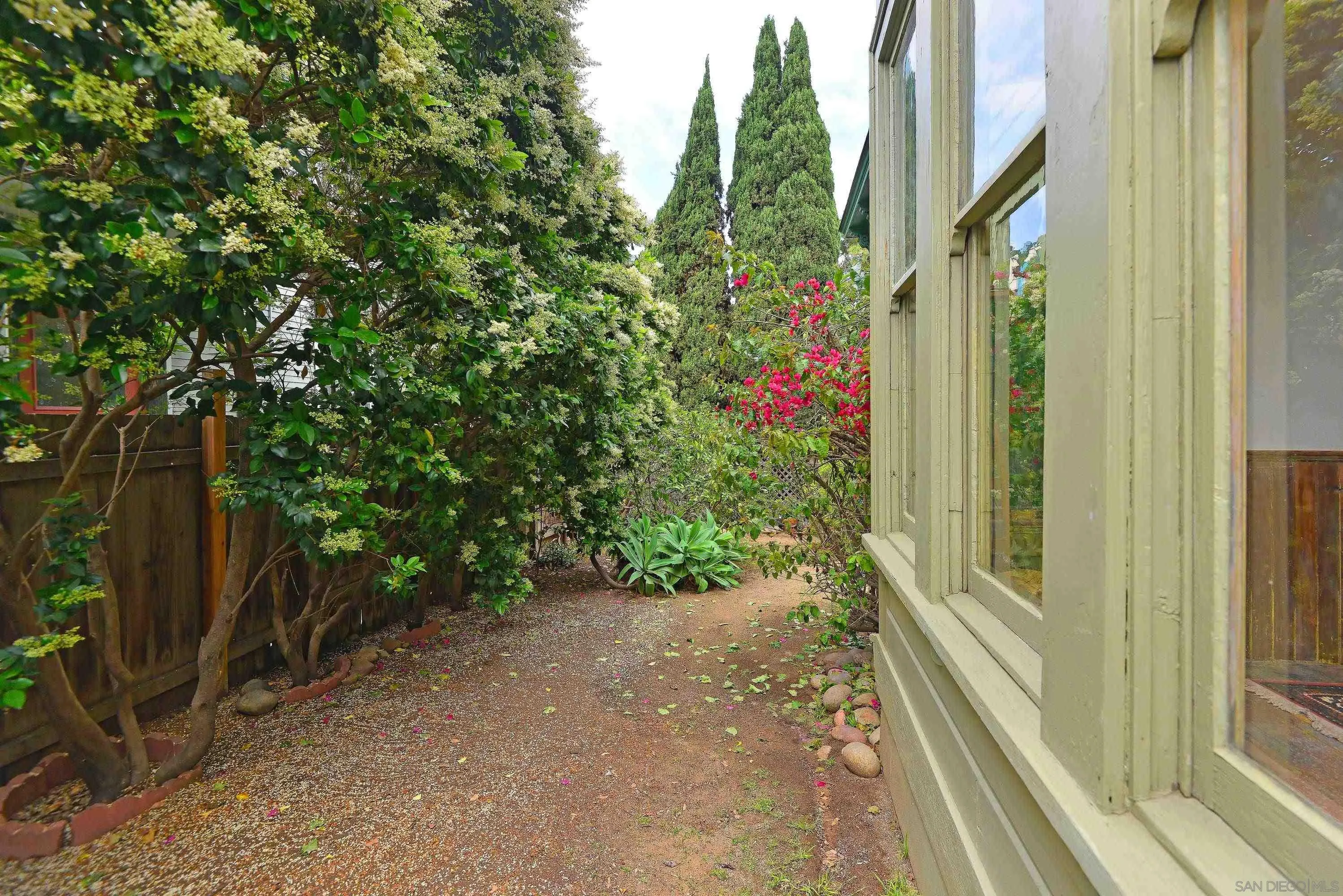 https://cdn.realtyfeed.com/cdn/127/250027899/56fae674bcb35e4d8d06e089ca8ea76d.webp