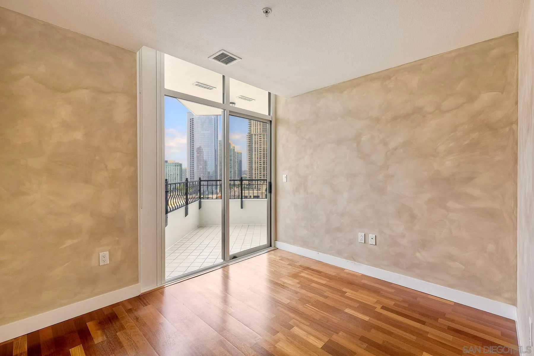 https://cdn.realtyfeed.com/cdn/127/250027957/1921b8e059041a6a2a943dad59ccee34.webp