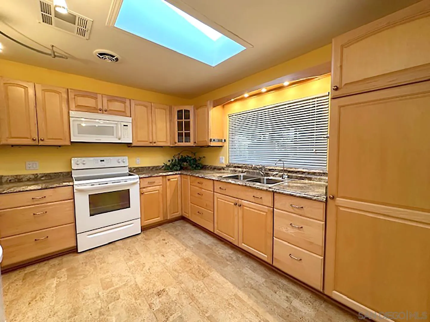 https://cdn.realtyfeed.com/cdn/127/250027970/efa1faa7c56c8c313e0d354eb75f0be3.webp