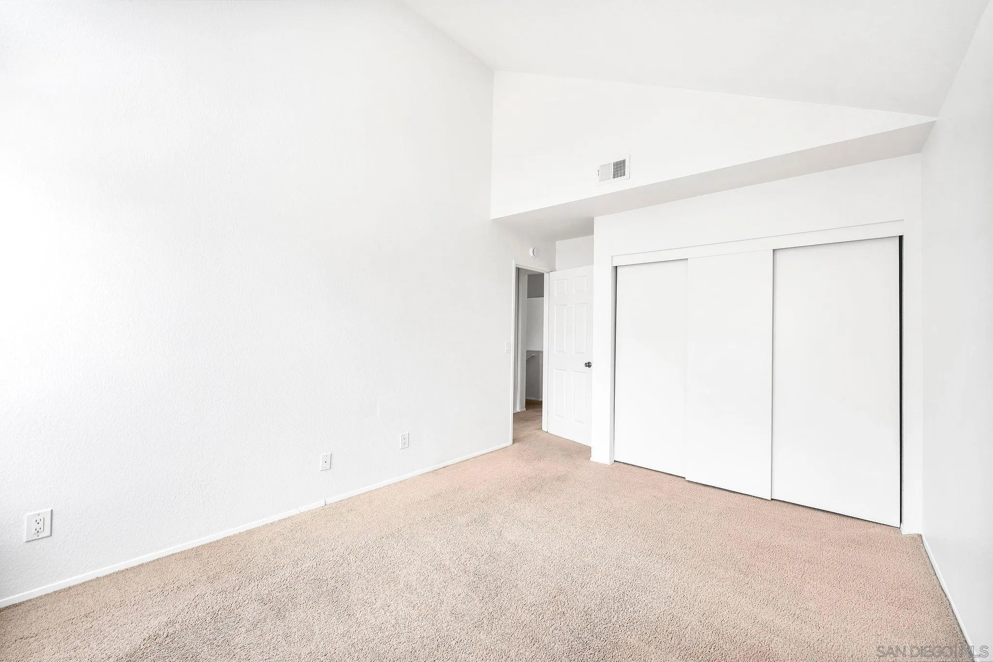 https://cdn.realtyfeed.com/cdn/127/250028026/d6284c305d1b4cf439e0e98135cbcd3c.webp