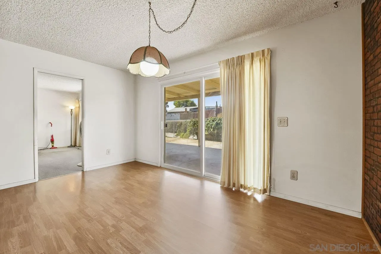 https://cdn.realtyfeed.com/cdn/127/250028083/27495bb9bccb889e28bf1075bdcfc5f9.webp