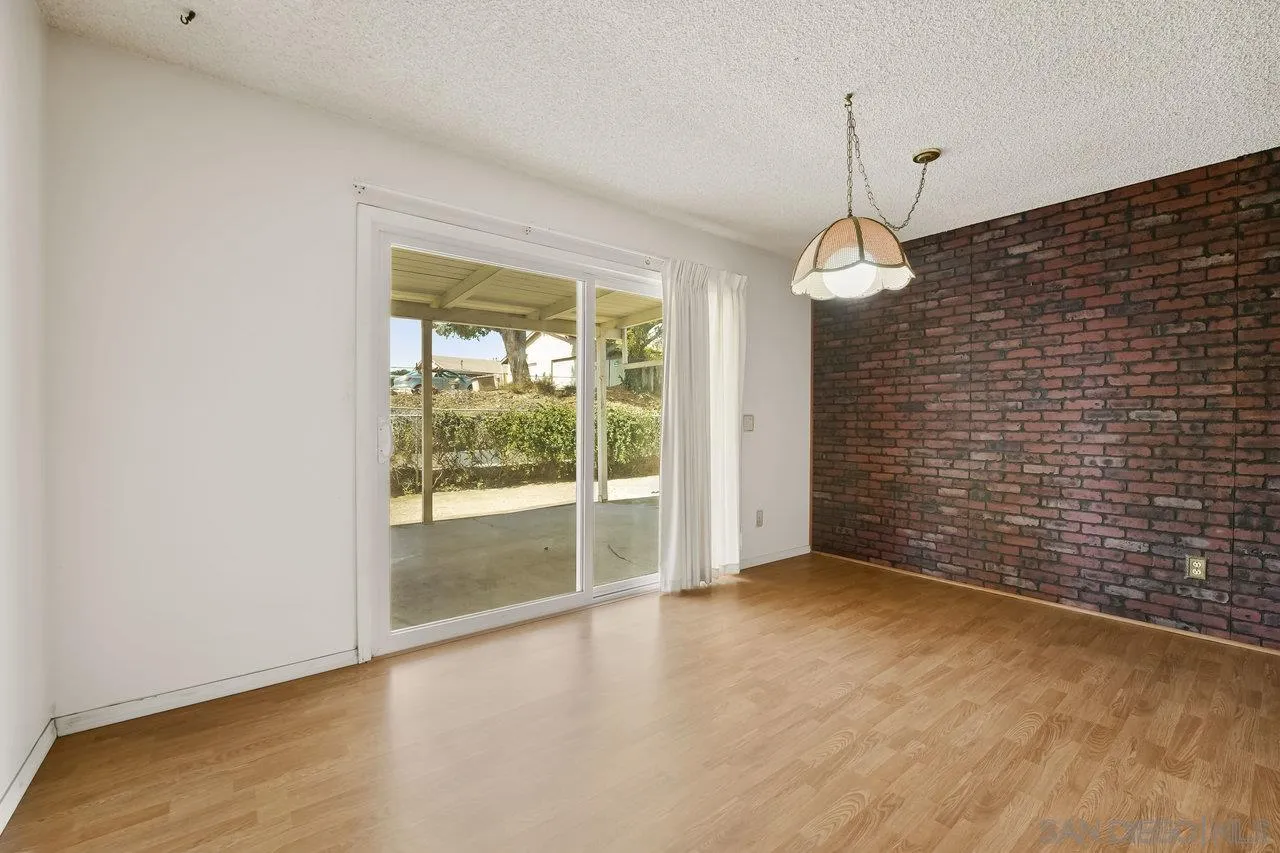 https://cdn.realtyfeed.com/cdn/127/250028083/6bf8428c48094773cfd33d313989813d.webp
