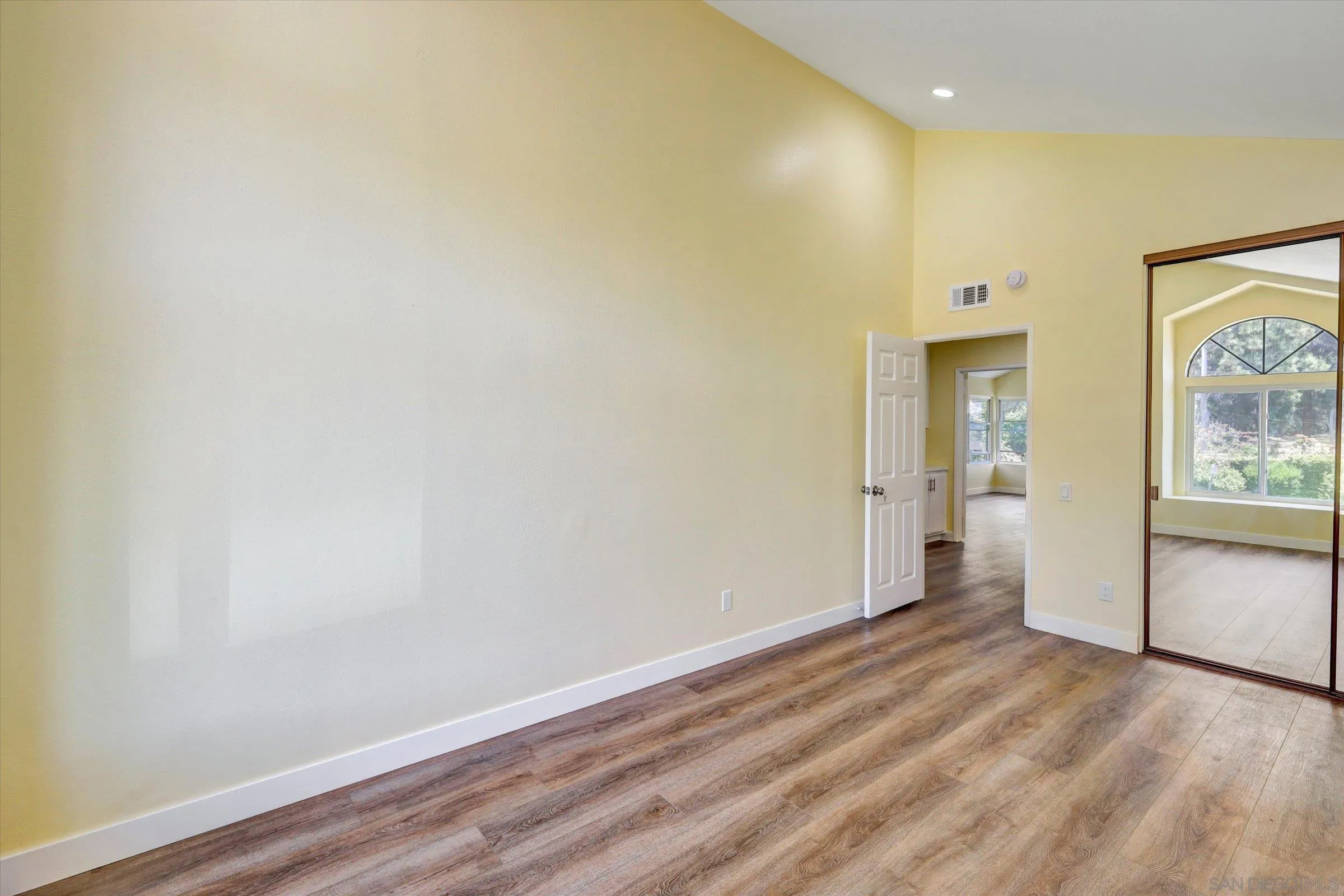 https://cdn.realtyfeed.com/cdn/127/250028092/2d2a29ebef5f8d62758d257375083b99.webp
