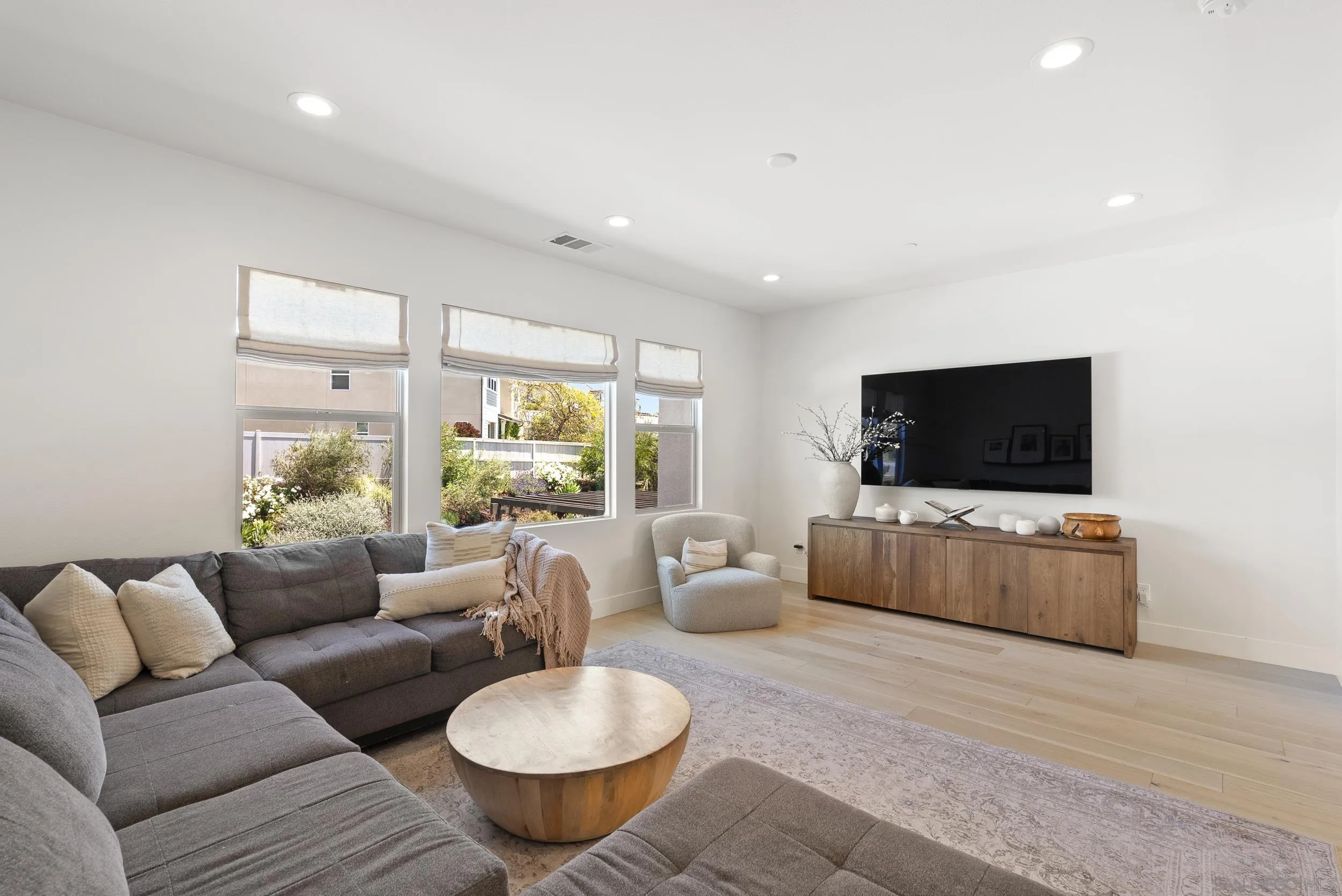 https://cdn.realtyfeed.com/cdn/127/250028303/2a4958b59de7211685325cde40b315c9.webp