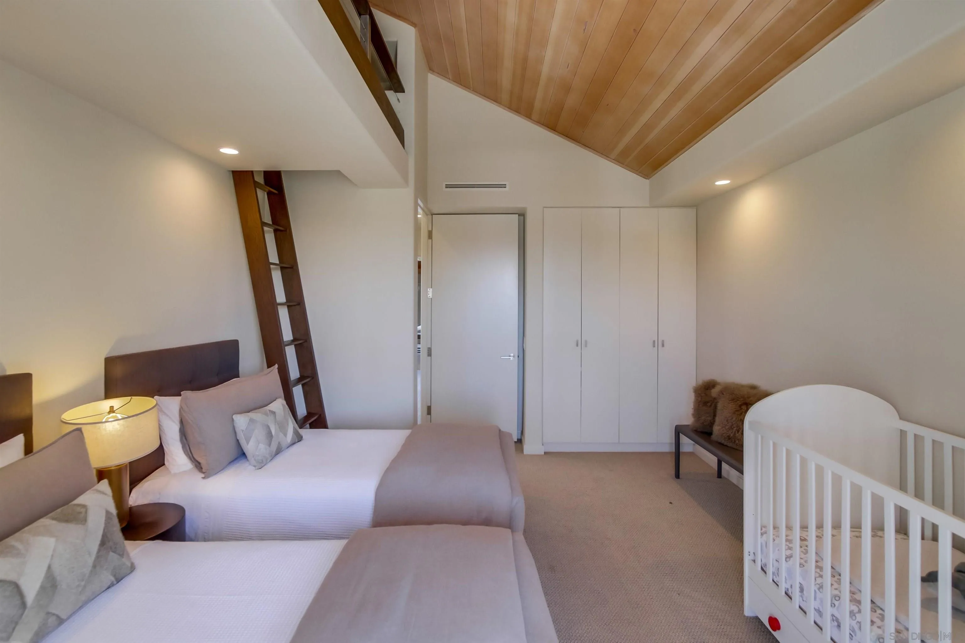 https://cdn.realtyfeed.com/cdn/127/250028315/d9f9e02efbb82072a46a83c07b367e32.webp