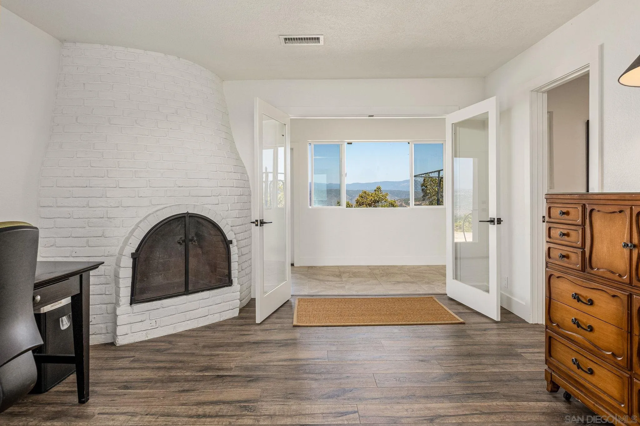 https://cdn.realtyfeed.com/cdn/127/250028438/89f22577f7eb25315418a28c12124811.webp