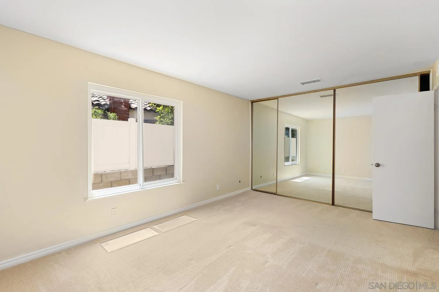 https://cdn.realtyfeed.com/cdn/127/250028633/6656d3ef008da8b7b247fa92593c3ccc.webp