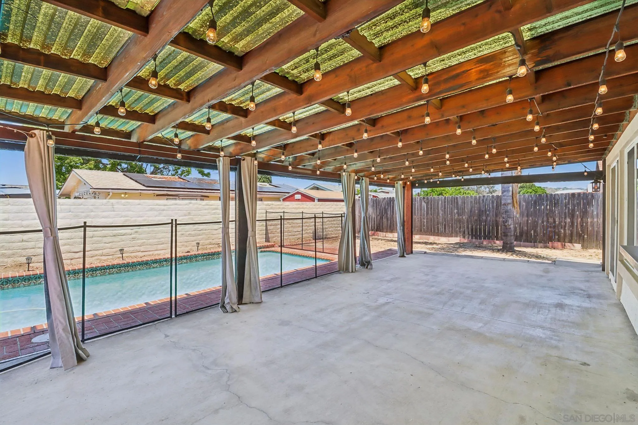 https://cdn.realtyfeed.com/cdn/127/250028637/db41bd03db1c29621e12ab47bbf21ca7.webp