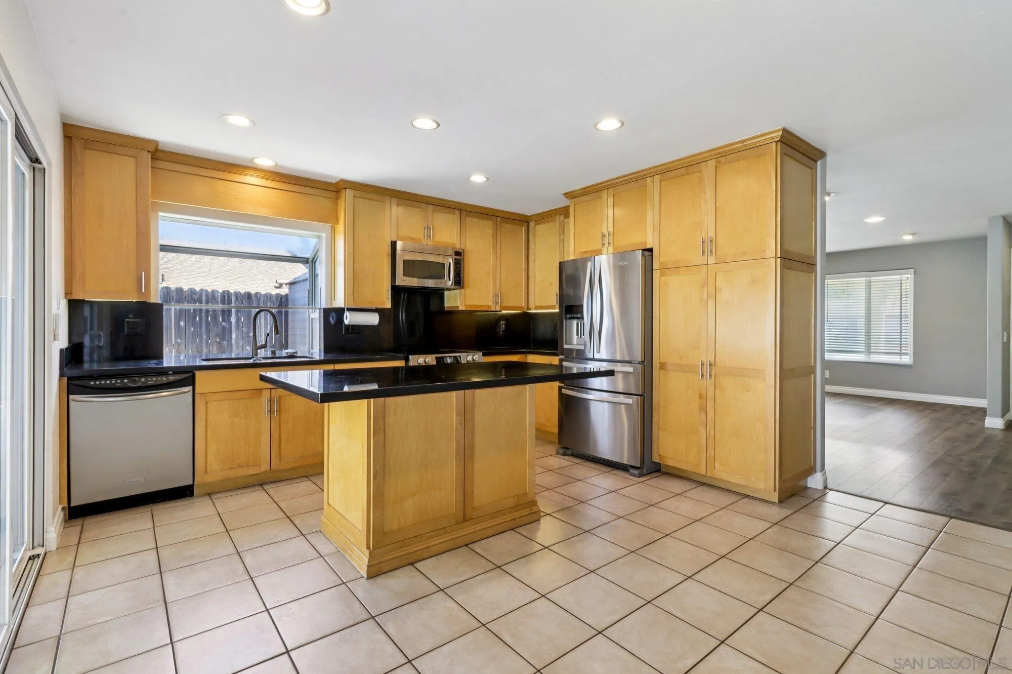 https://cdn.realtyfeed.com/cdn/127/250028637/f3bef8e286fe274e77b65283818fd45f.webp