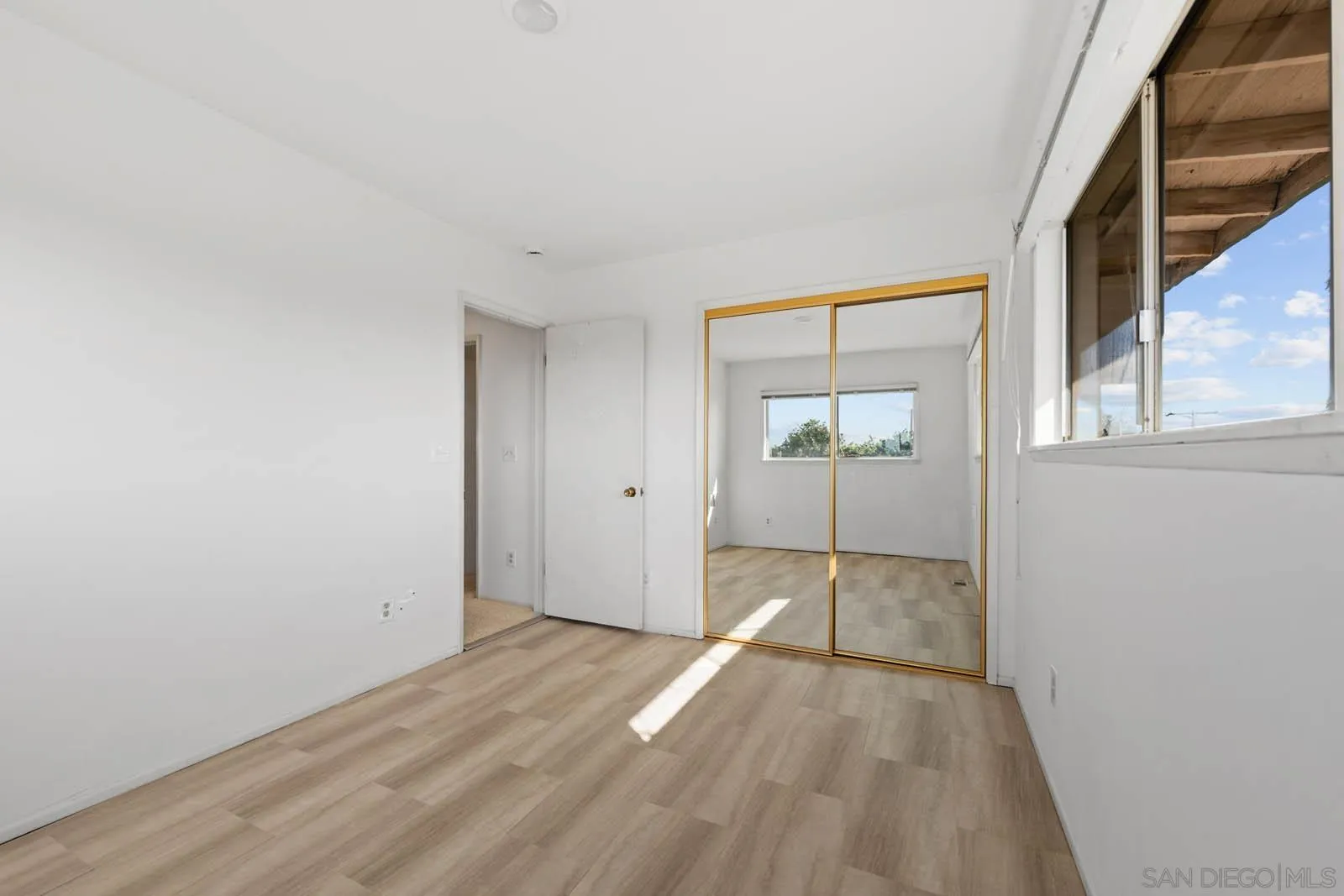 https://cdn.realtyfeed.com/cdn/127/250028867/365134826c554f15ad5306b5ee8935ab.webp