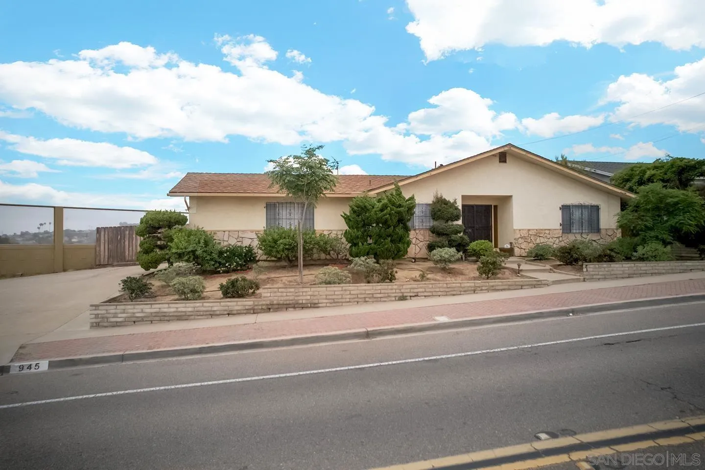 https://cdn.realtyfeed.com/cdn/127/250028929/857d3cac0dbf4e56e341d807993c074a.webp