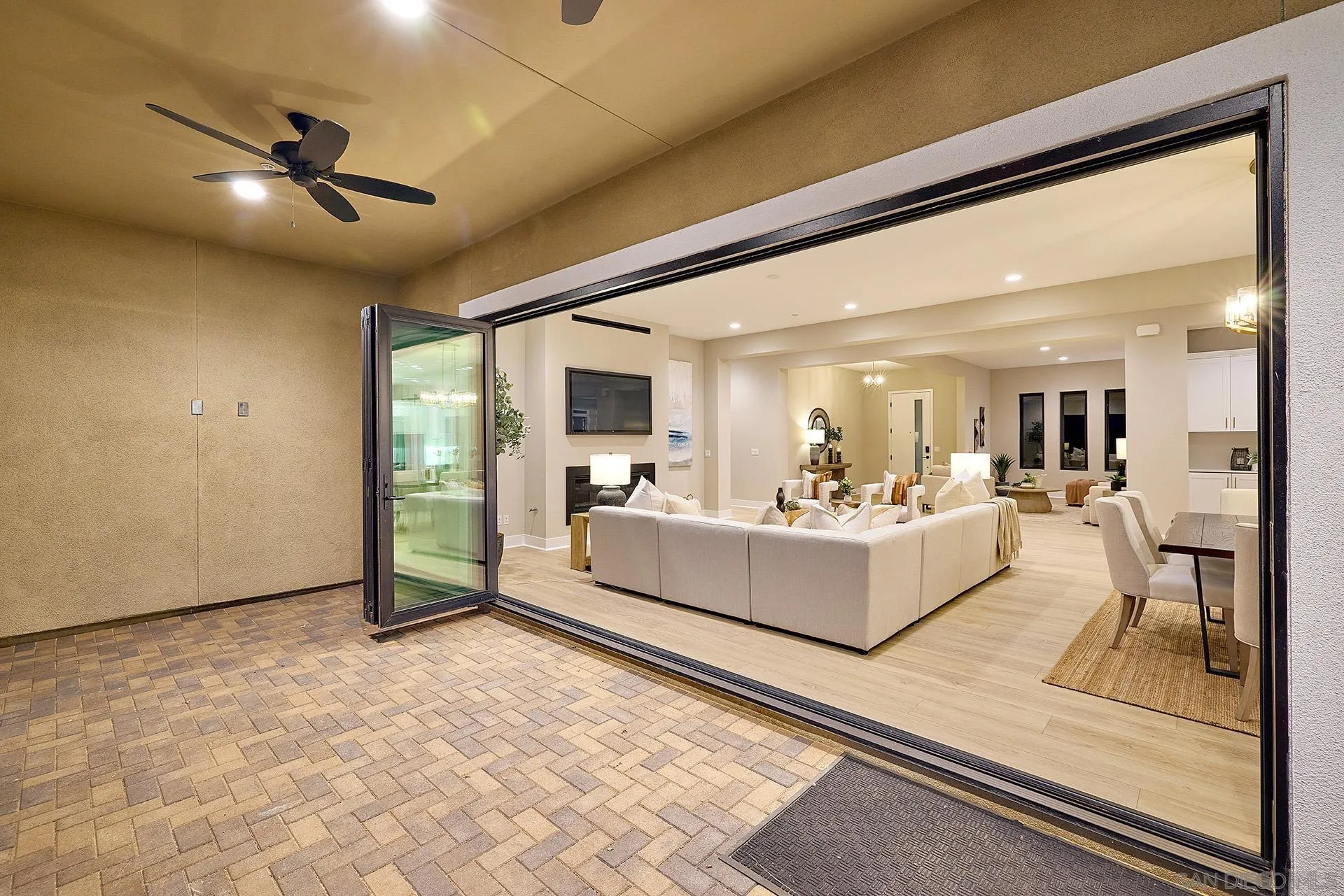 https://cdn.realtyfeed.com/cdn/127/250029016/27d951b12976e63bfdff0e756d4d917c.webp