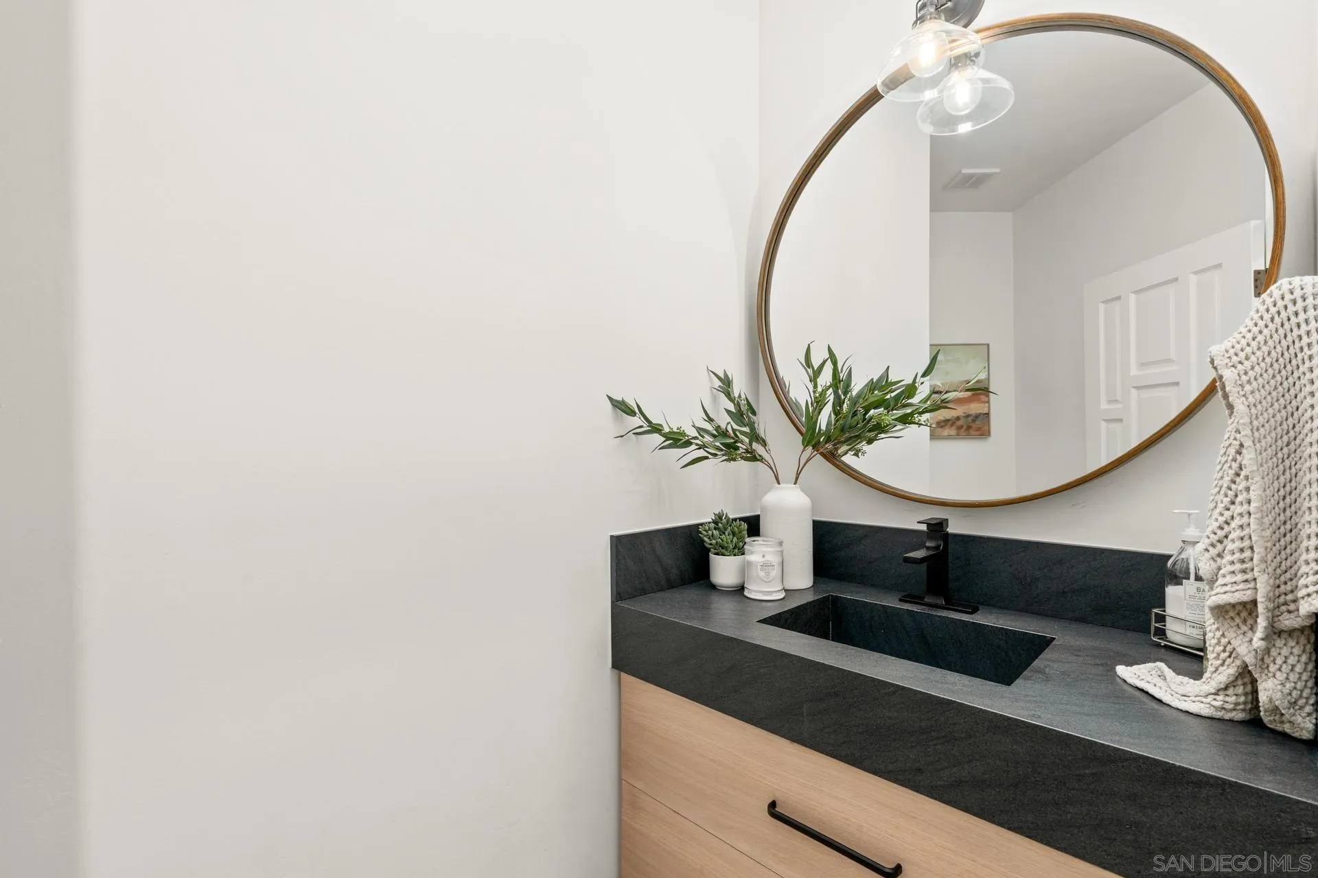 https://cdn.realtyfeed.com/cdn/127/250029080/2f7340cec892435e7b2024435e852ed3.webp