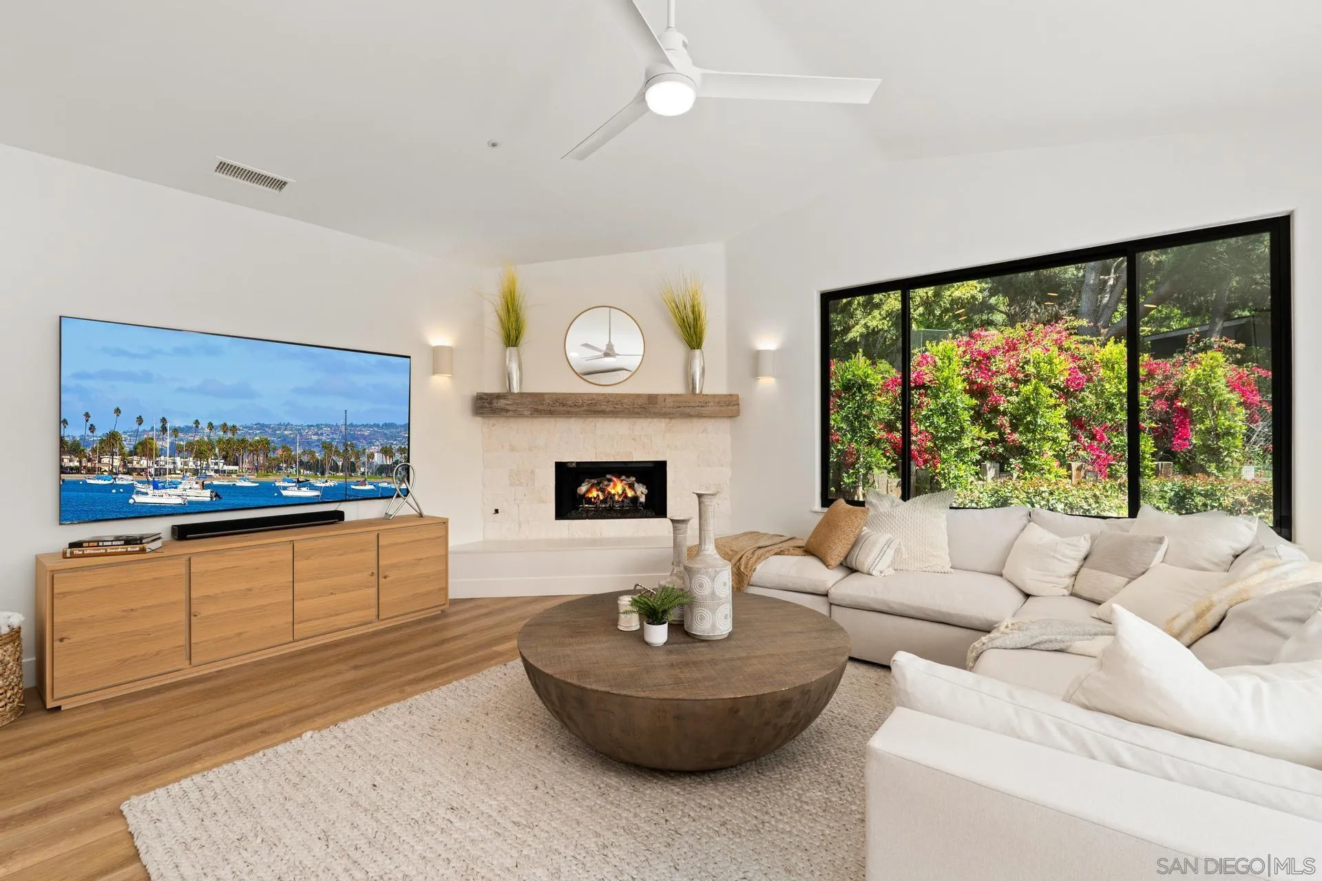 https://cdn.realtyfeed.com/cdn/127/250029080/a5a5b7cb1701863d6c0bdefa6c139699.webp