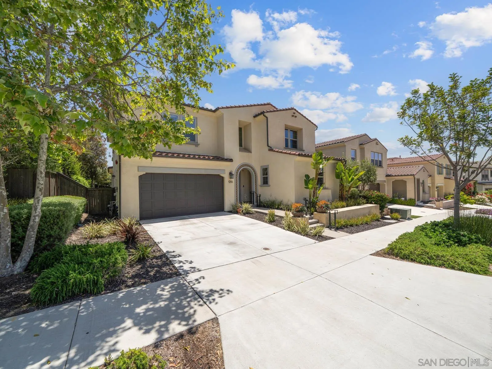 https://cdn.realtyfeed.com/cdn/127/250029143/0af3b8100384c38cb8753a50e0e559cf.webp
