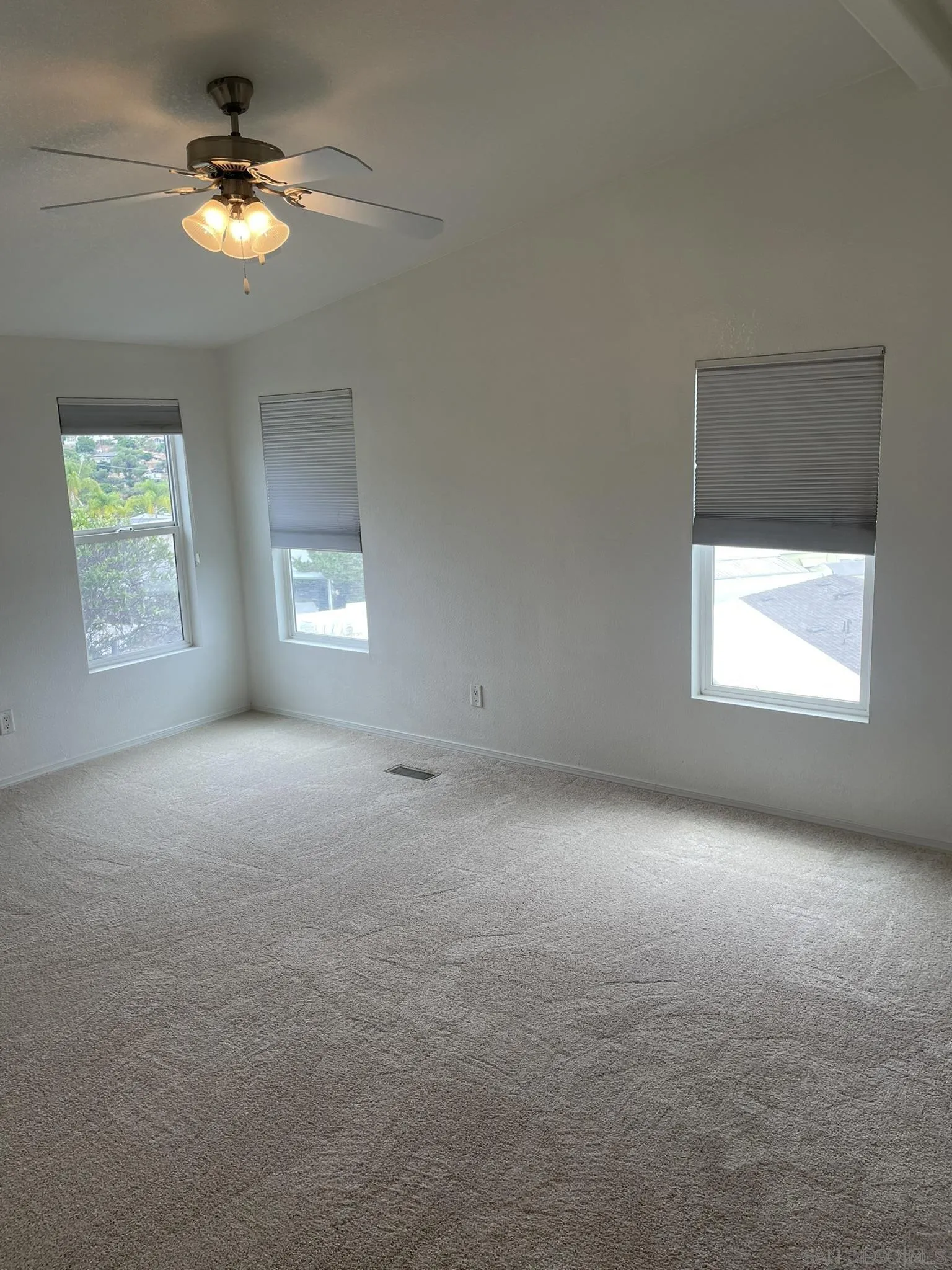 https://cdn.realtyfeed.com/cdn/127/250029192/a5c67dfeaad4a4c3bf29f0ddb7dfff09.webp