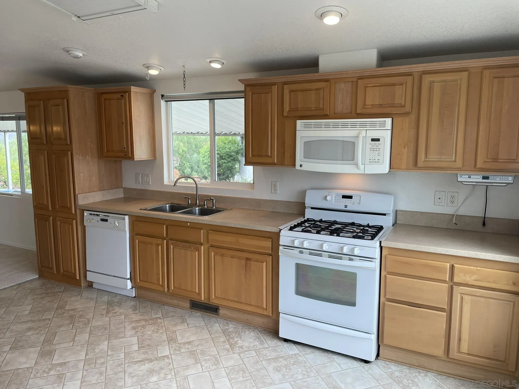 https://cdn.realtyfeed.com/cdn/127/250029192/a813c570042a42c86b0b8fb1c7d25442.webp