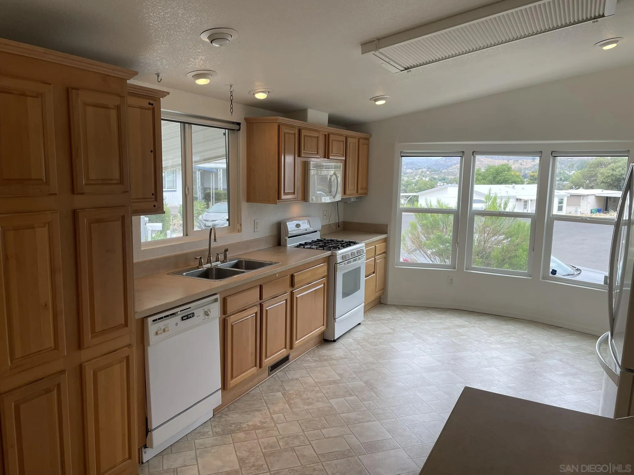 https://cdn.realtyfeed.com/cdn/127/250029192/b02d3c1a87bebbf1f1aec2567cd9be84.webp
