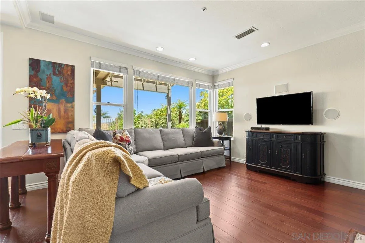 https://cdn.realtyfeed.com/cdn/127/250029211/871c533d5d21f88accee300e497562b3.webp