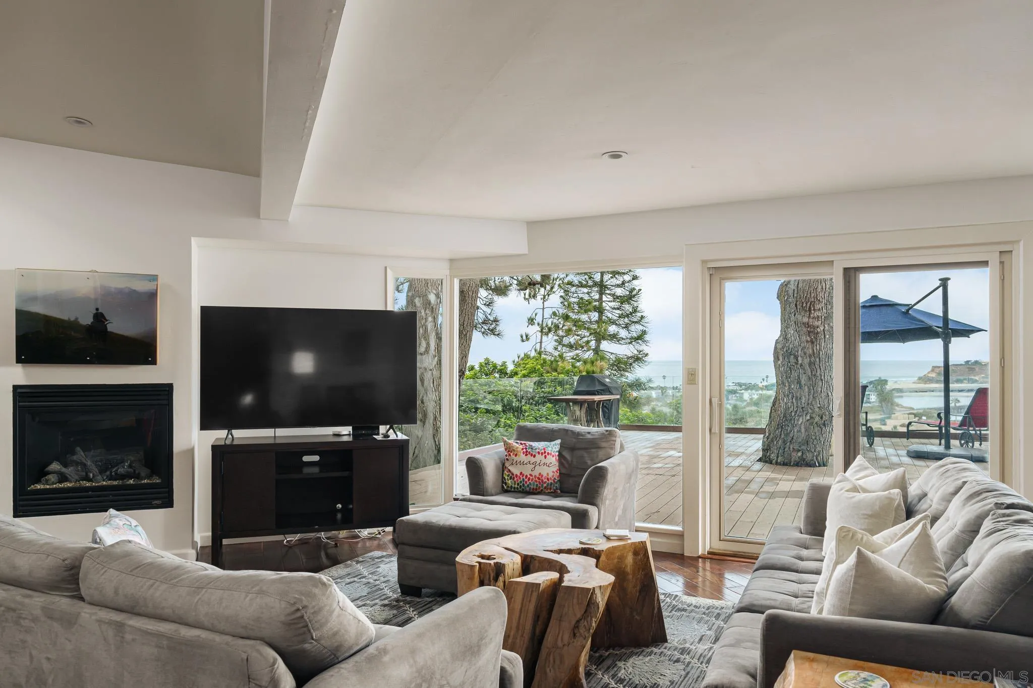 https://cdn.realtyfeed.com/cdn/127/250029240/1329557cd9ef2aeea105a6bd531eca01.webp