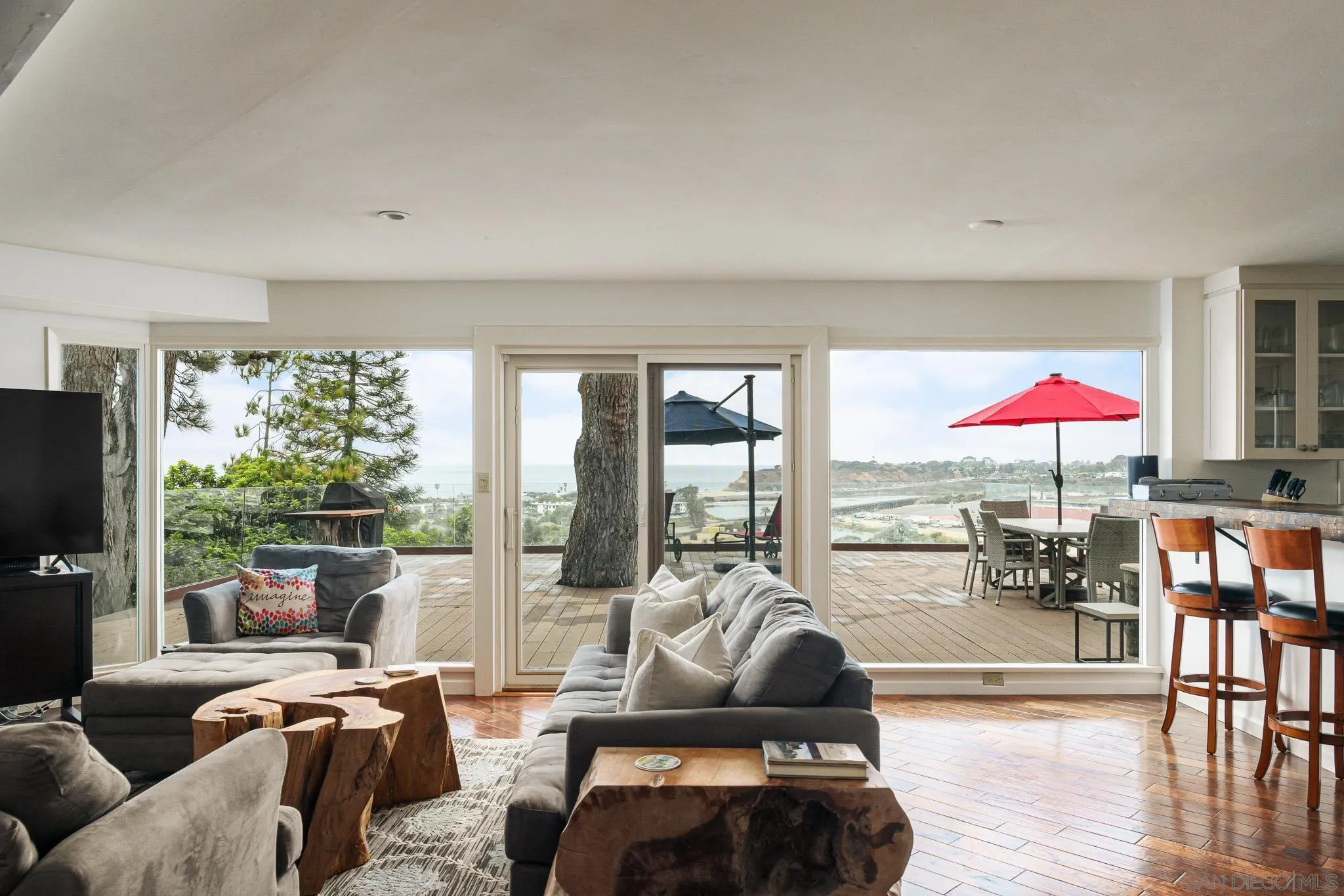https://cdn.realtyfeed.com/cdn/127/250029240/686ee0e10123d88362a3833d53844338.webp