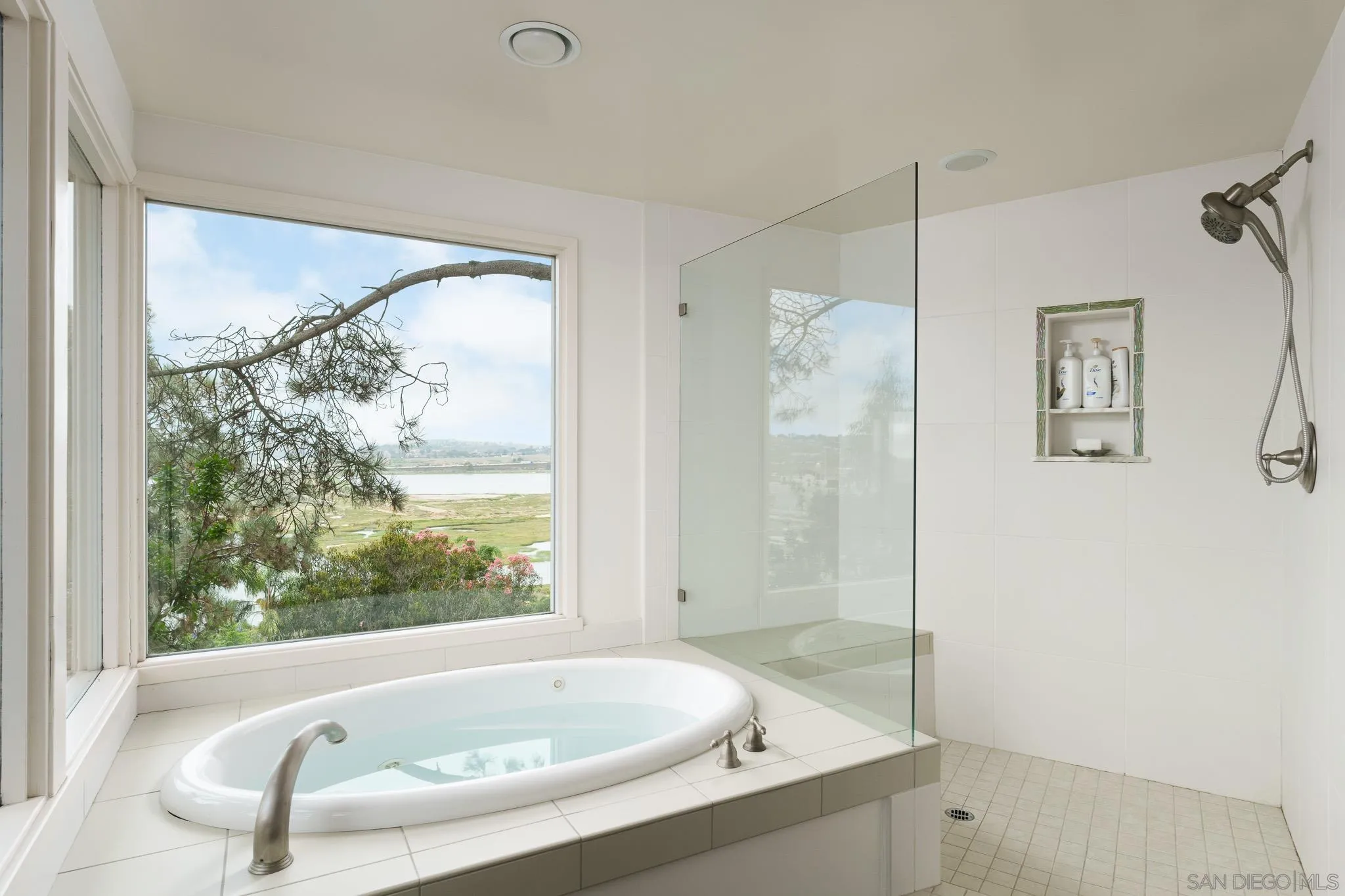 https://cdn.realtyfeed.com/cdn/127/250029240/869bbf85767b343f591042987fe5e682.webp