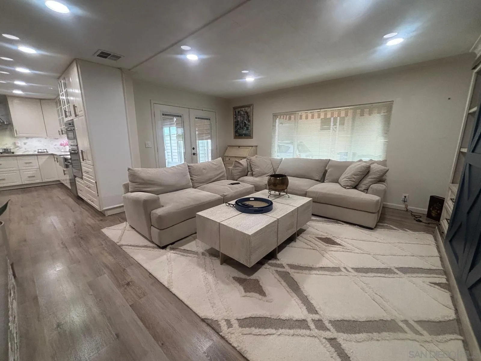 https://cdn.realtyfeed.com/cdn/127/250029243/e90f6587548ebeddf9929eddffbeb864.webp