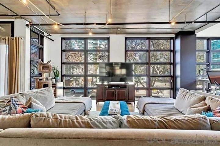 https://cdn.realtyfeed.com/cdn/127/250029381/45ae7fb05e0acaa3f85daabbc69f7efe.webp