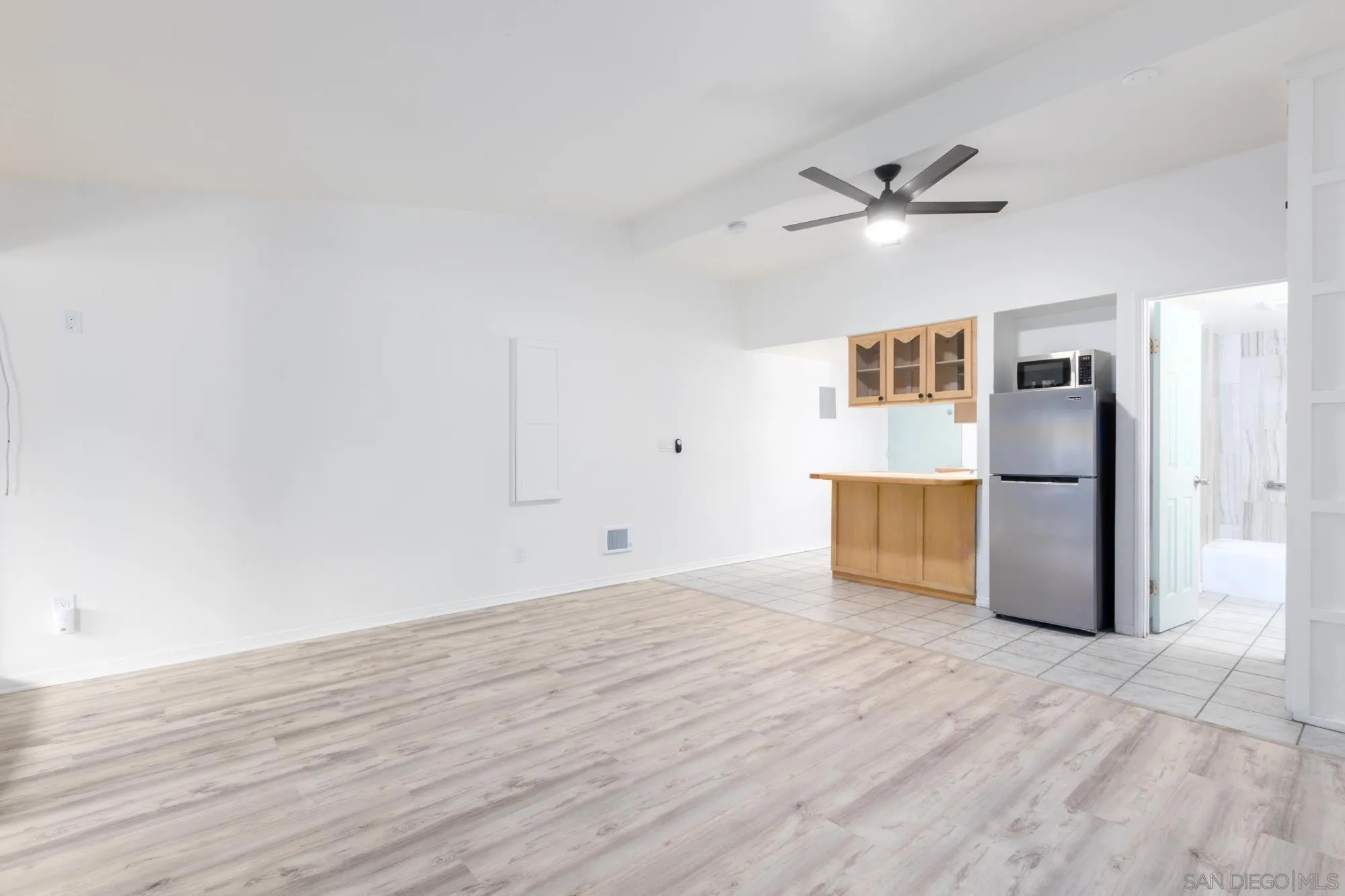https://cdn.realtyfeed.com/cdn/127/250029406/a6c8412ab882eedf593f6ac949809240.webp